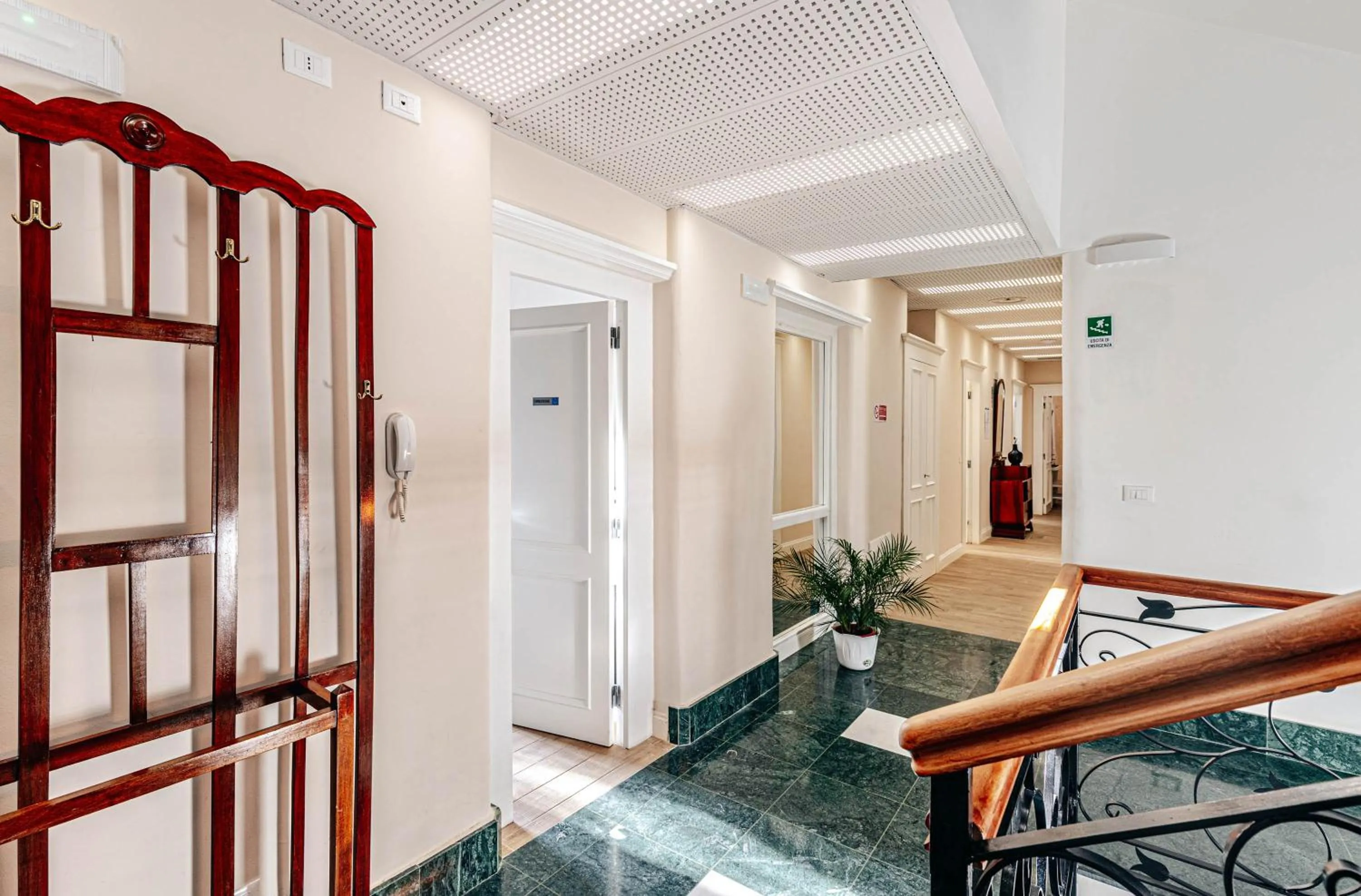 Decorative detail in Giulio Cesare 14, Residence