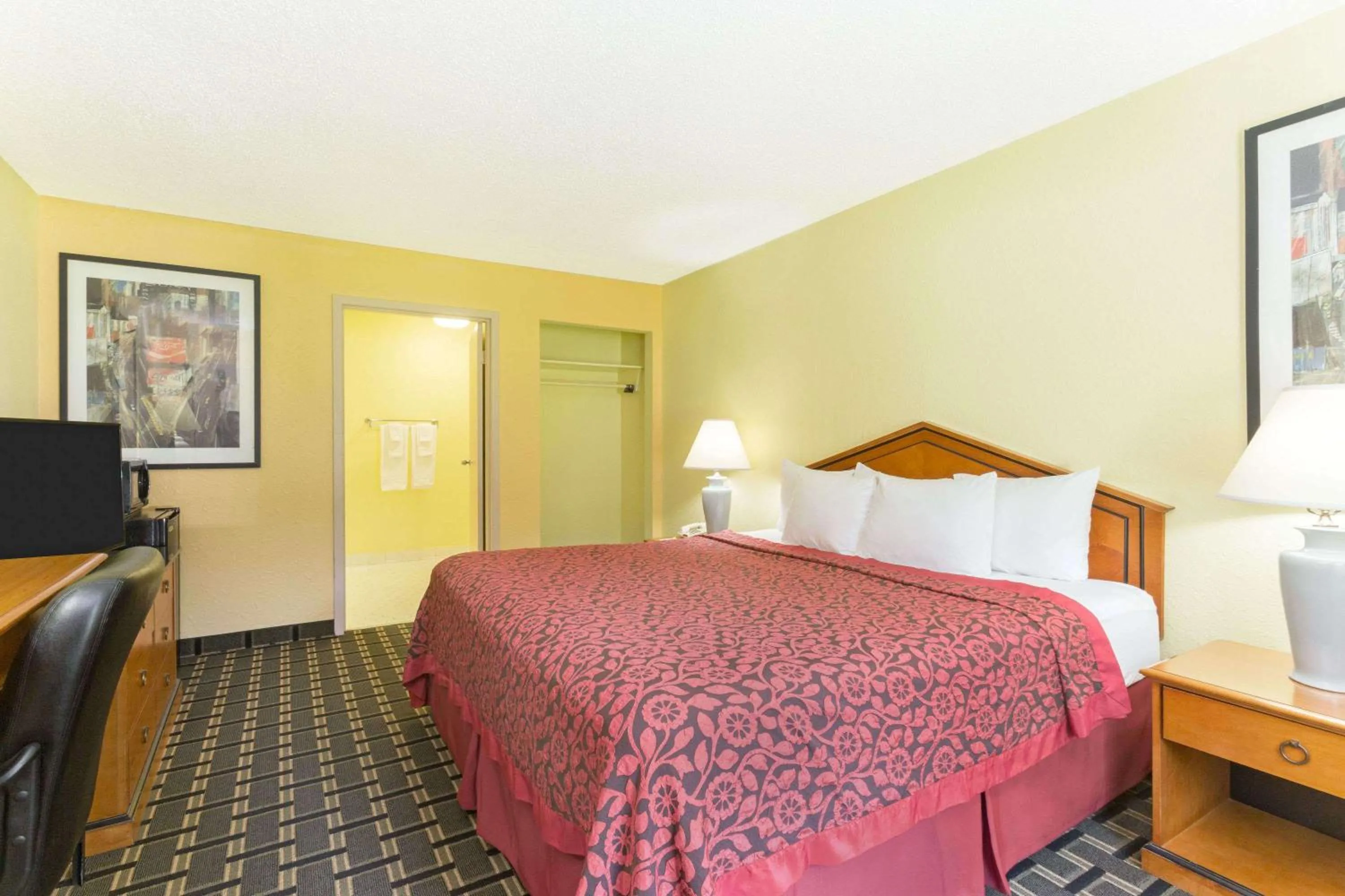 Photo of the whole room, Bed in Days Inn by Wyndham Savannah Airport