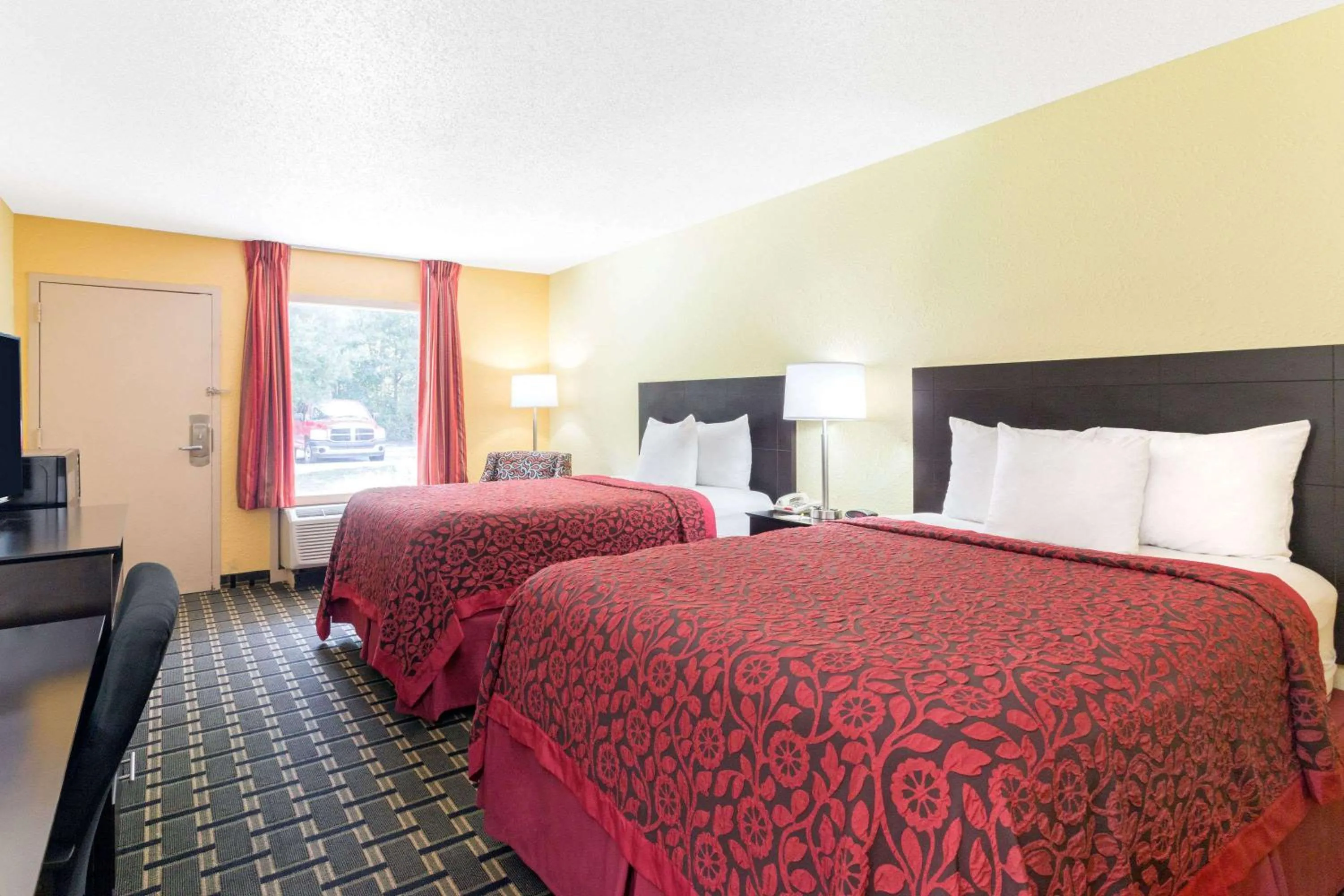 Photo of the whole room, Bed in Days Inn by Wyndham Savannah Airport