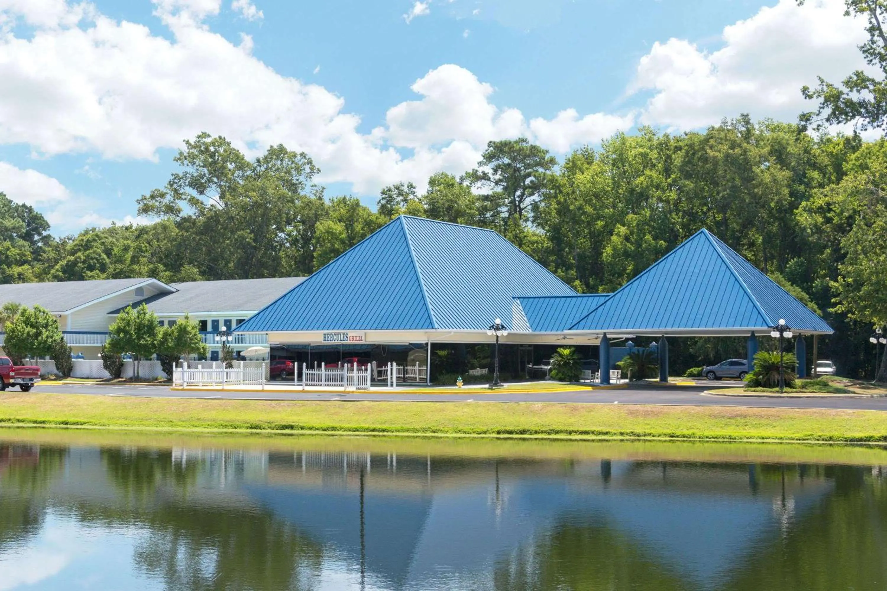 Property building in Days Inn by Wyndham Savannah Airport