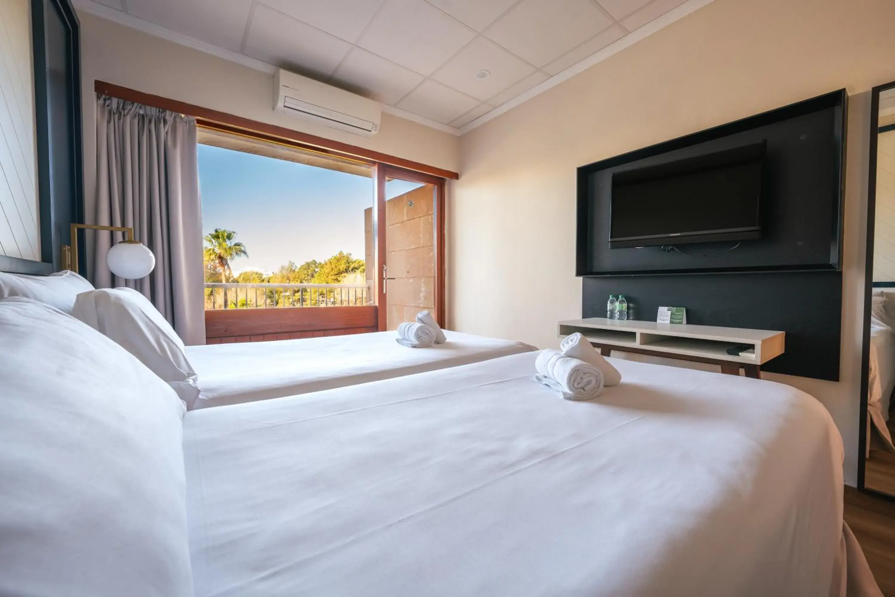 Communal lounge/ TV room, Bed in NURA Condor Communal lounge/ TV room, Bed in NURA Condor