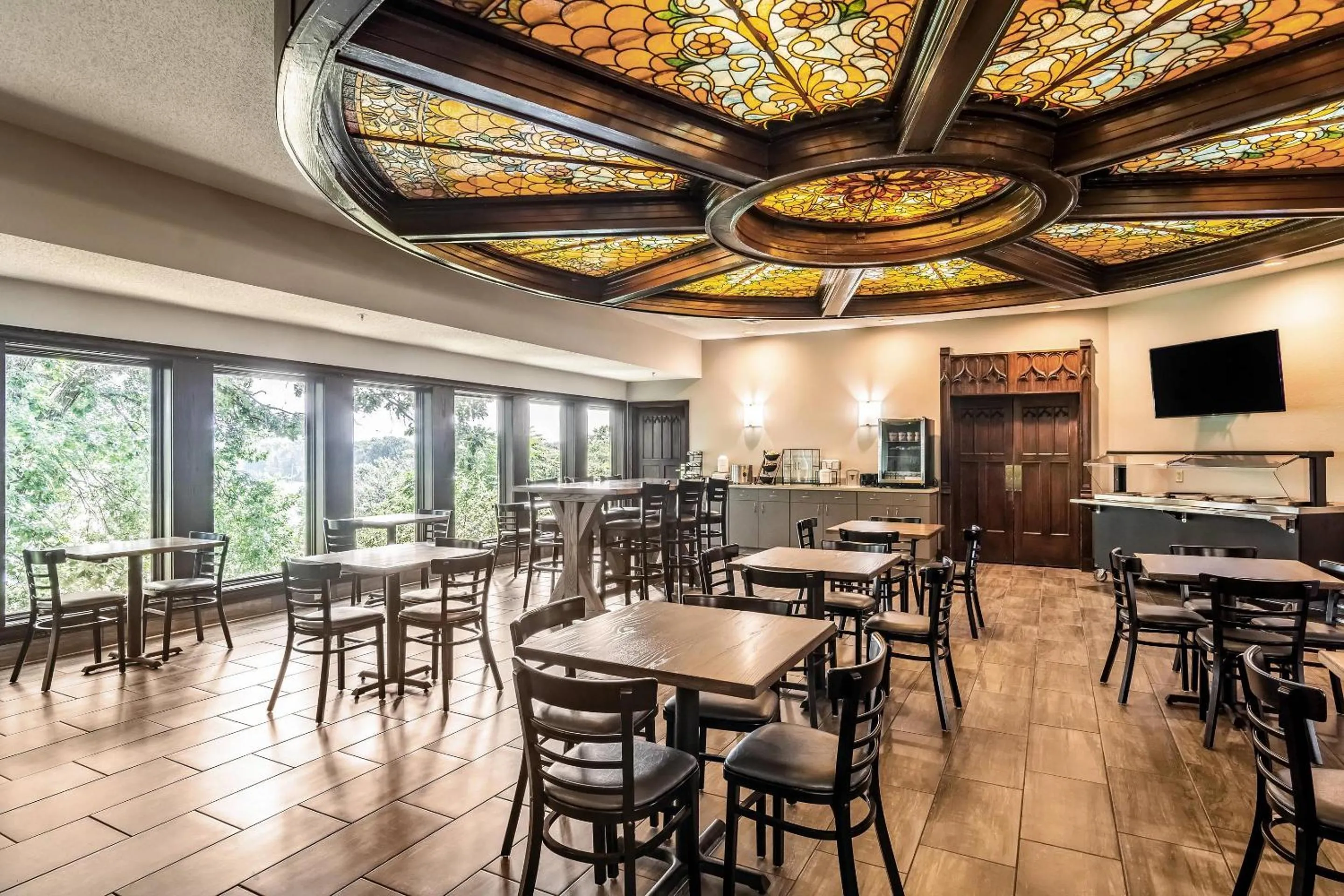 Breakfast in Riverview Inn & Suites, an Ascend Collection Hotel