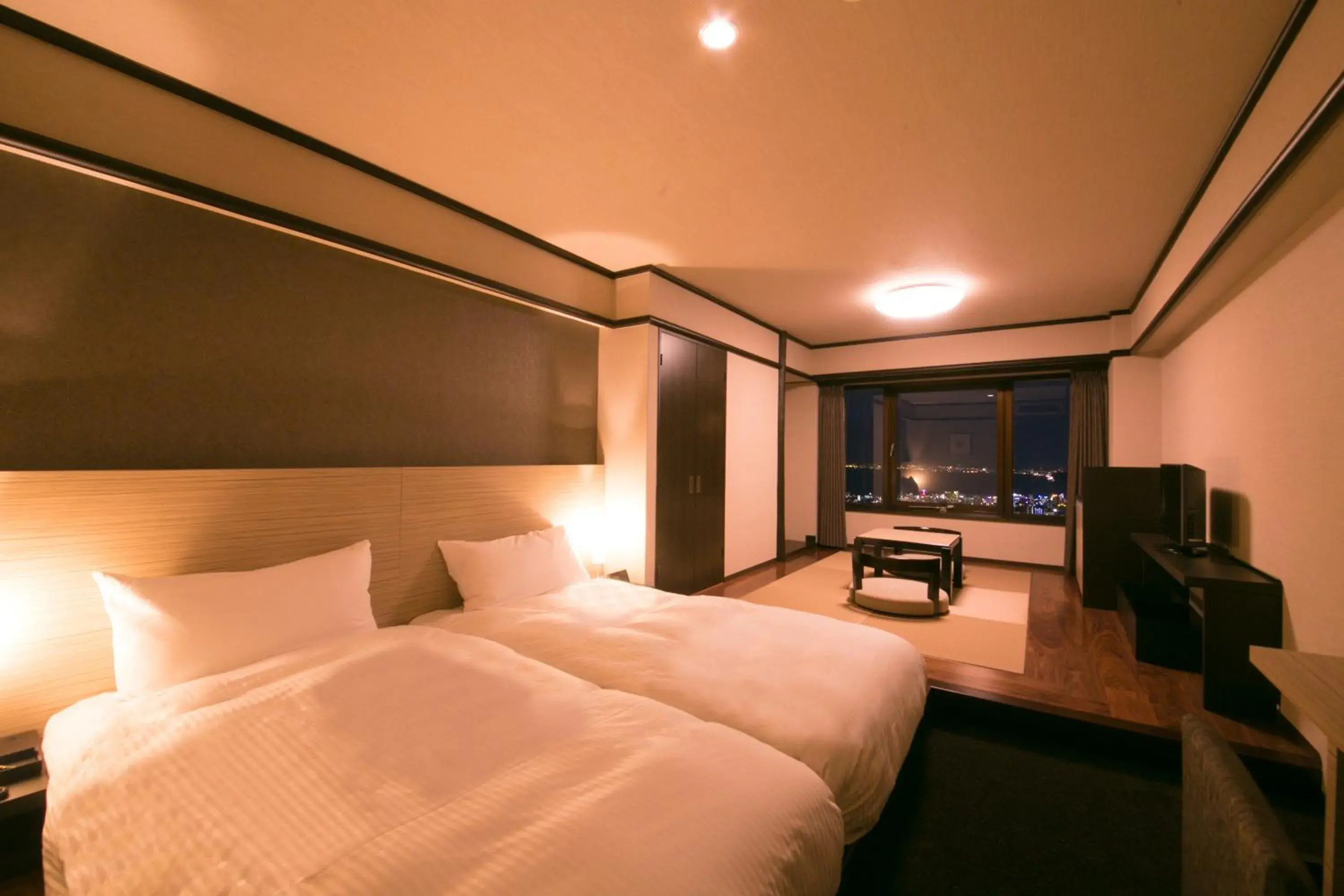 Hollywood Twin Room with Tatami Area and Mountain View - Smoking in Resorpia Beppu Hollywood Twin Room with Tatami Area and Mountain View - Smoking in Resorpia Beppu