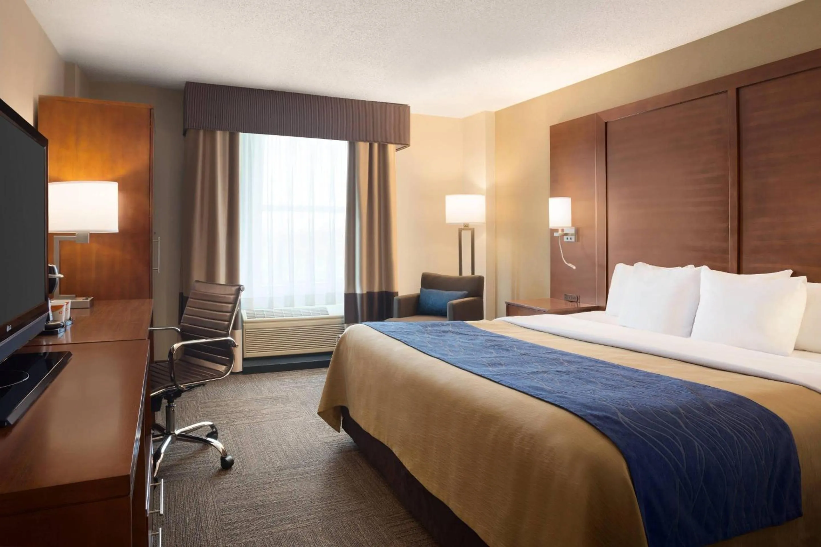 Bedroom, Bed in Comfort Inn & Suites Presidential
