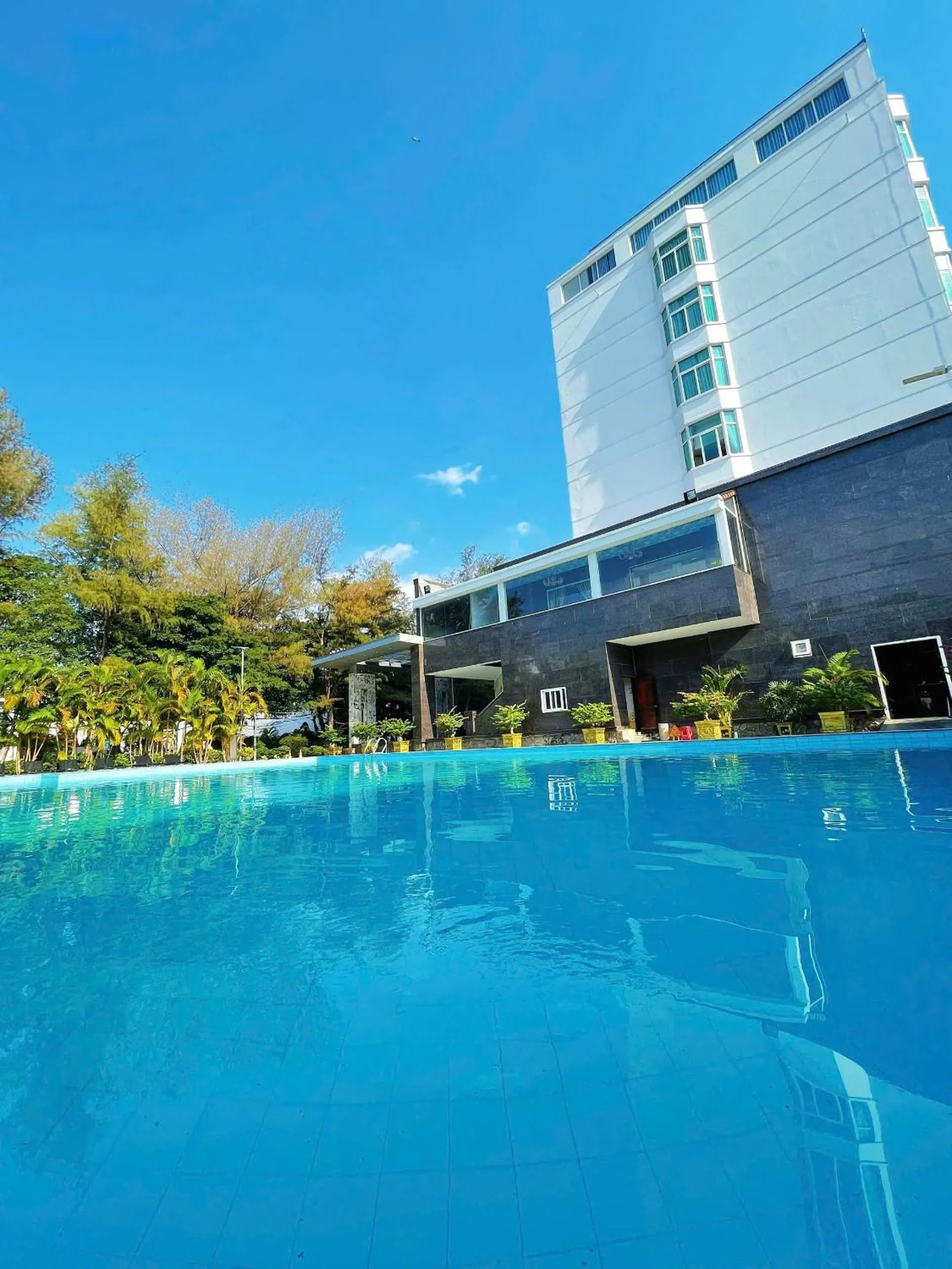 Swimming pool in Van Phat Riverside Hotel