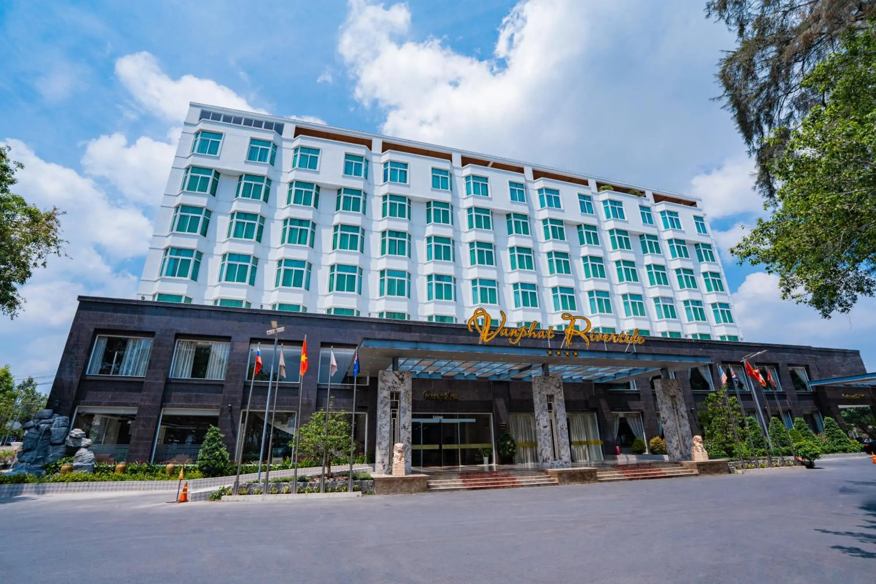 Property building in Van Phat Riverside Hotel Property building in Van Phat Riverside Hotel