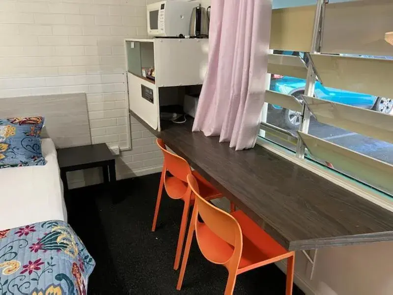 Seating area, Bed in Paradise Motel Seating area, Bed in Paradise Motel