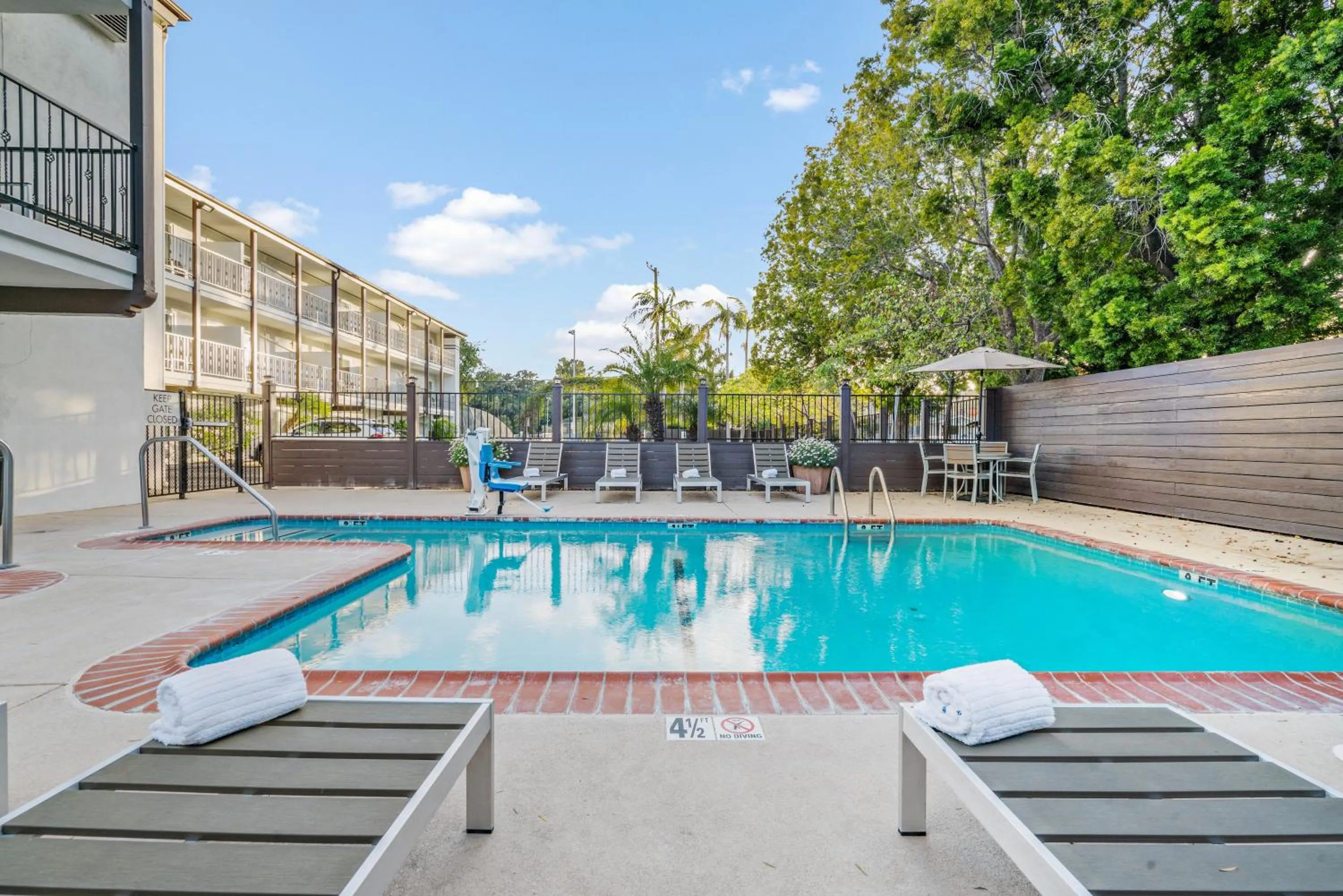 Swimming pool in Avania Inn of Santa Barbara