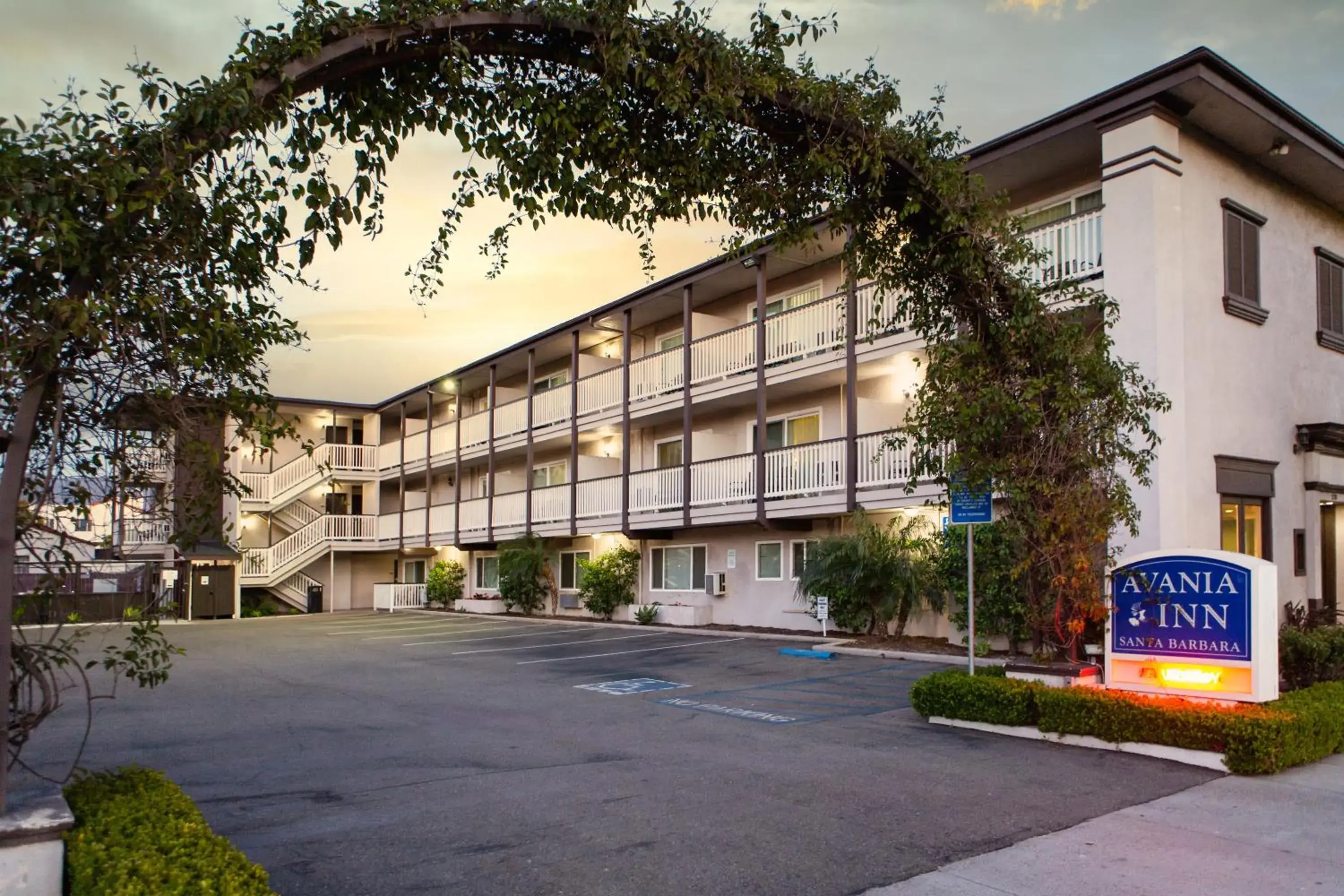Property building in Avania Inn of Santa Barbara Property building in Avania Inn of Santa Barbara