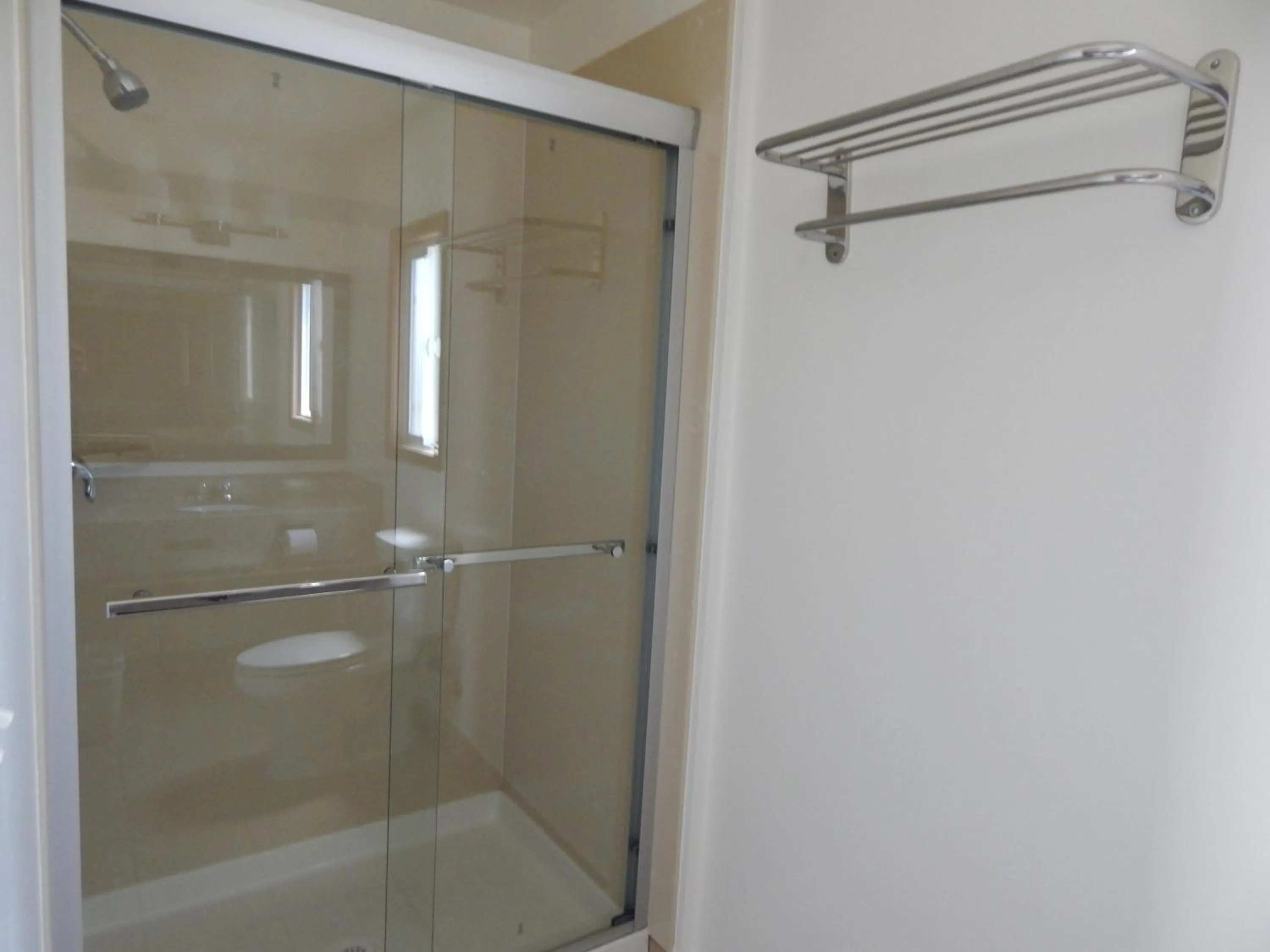 Bathroom in Bay Bridge Inn Oakland