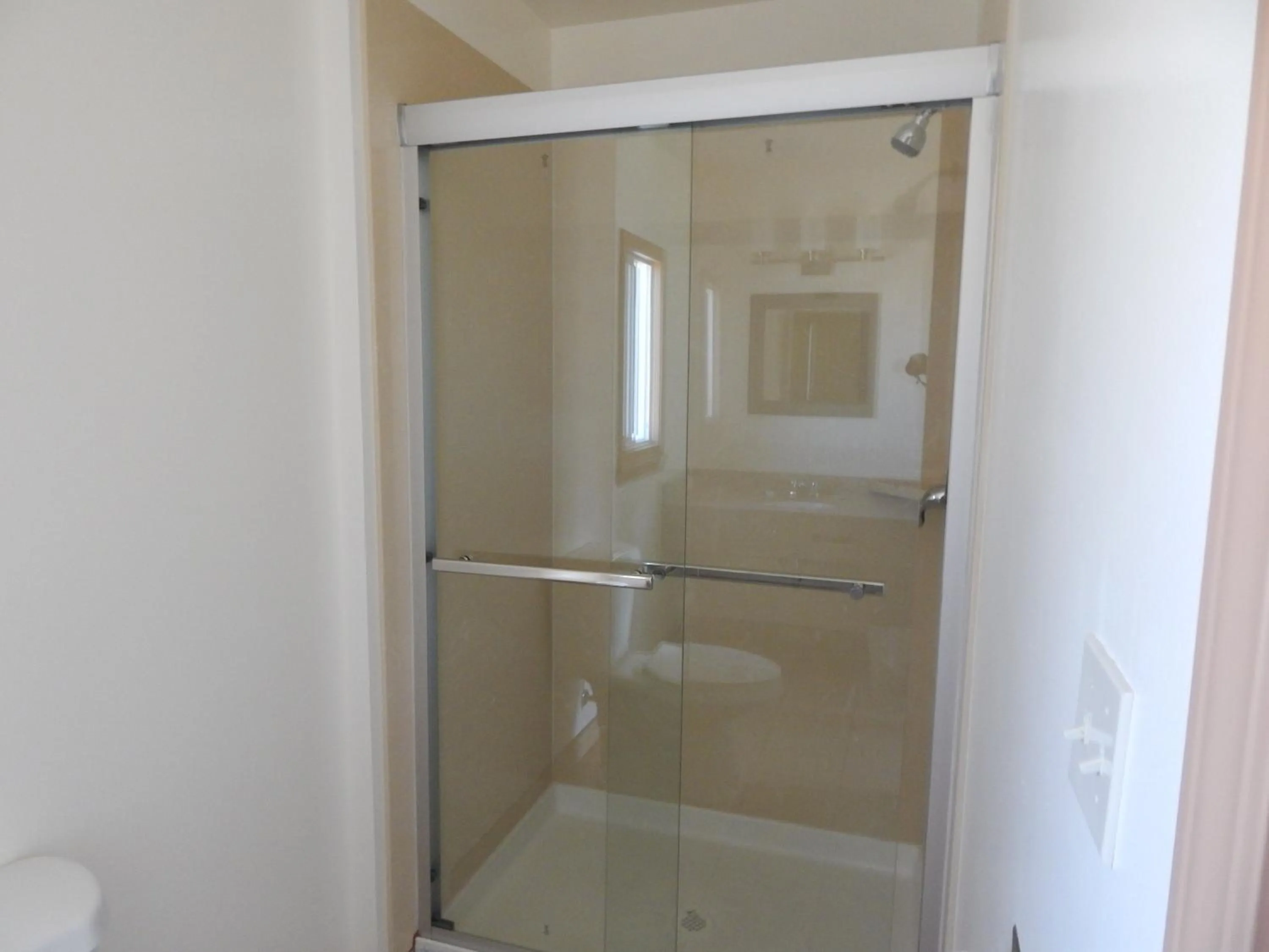 Bathroom in Bay Bridge Inn Oakland