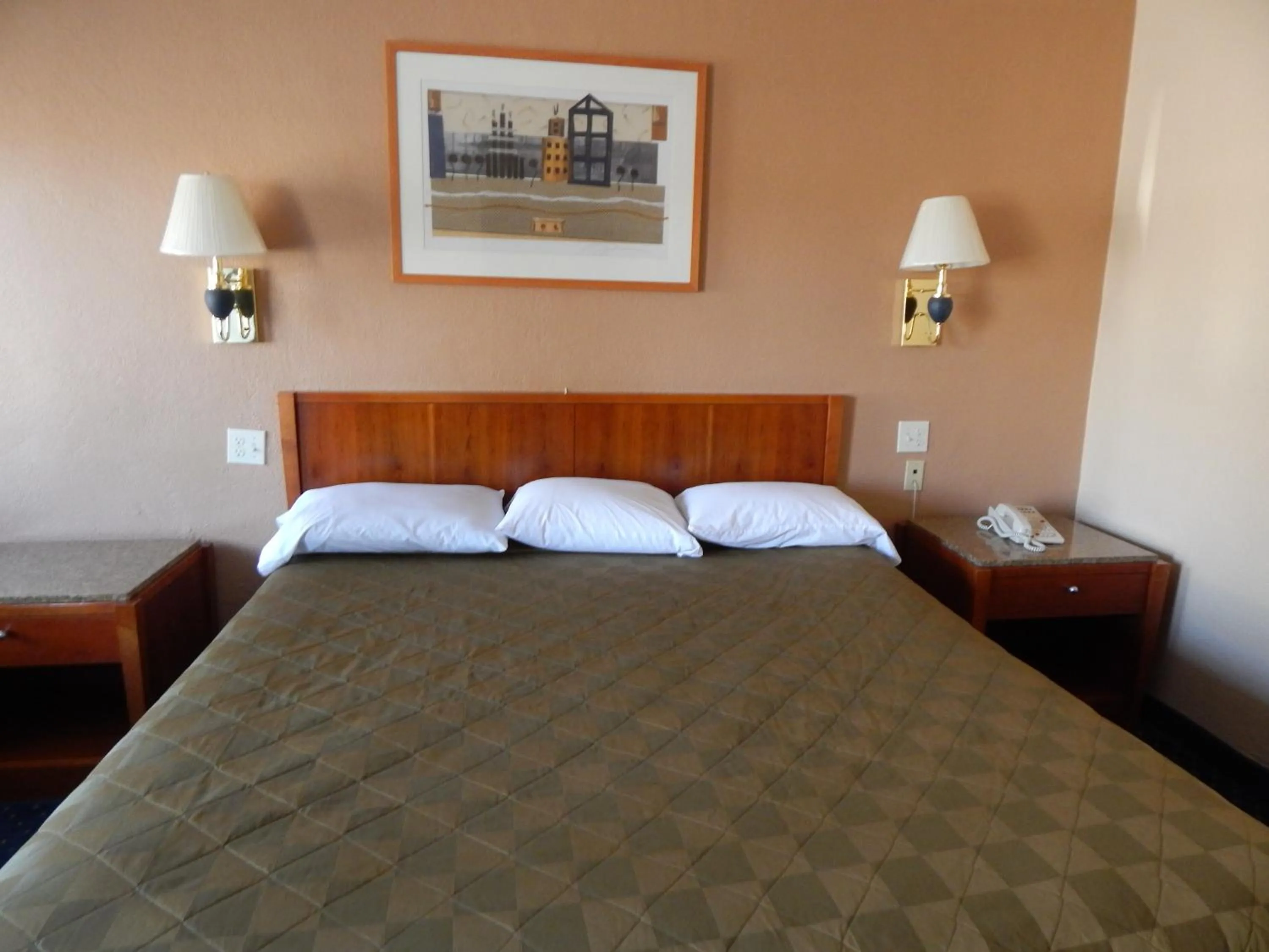 Bed in Bay Bridge Inn Oakland