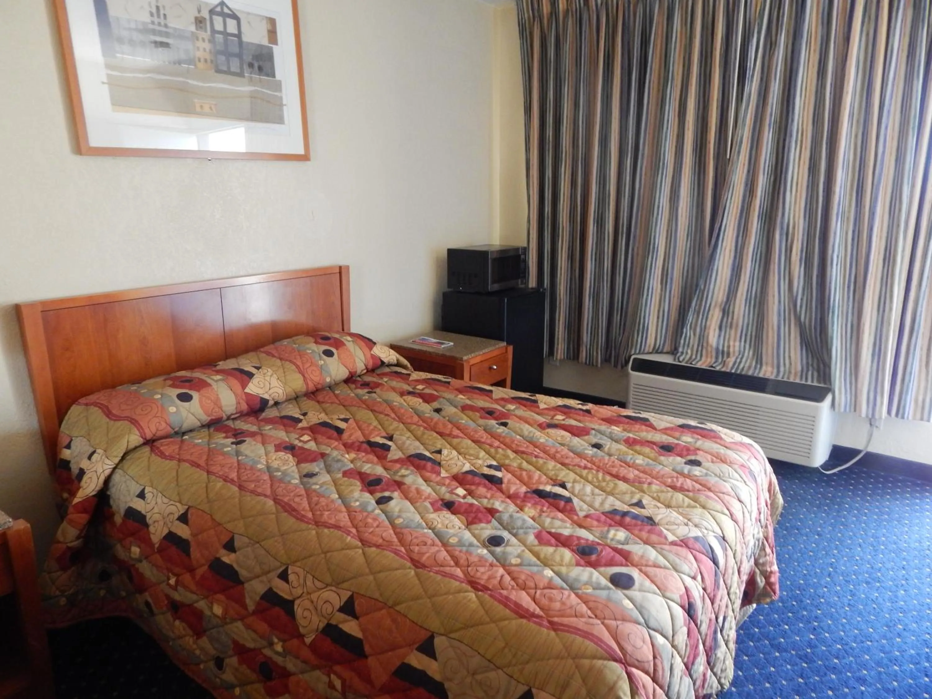 Bed in Bay Bridge Inn Oakland