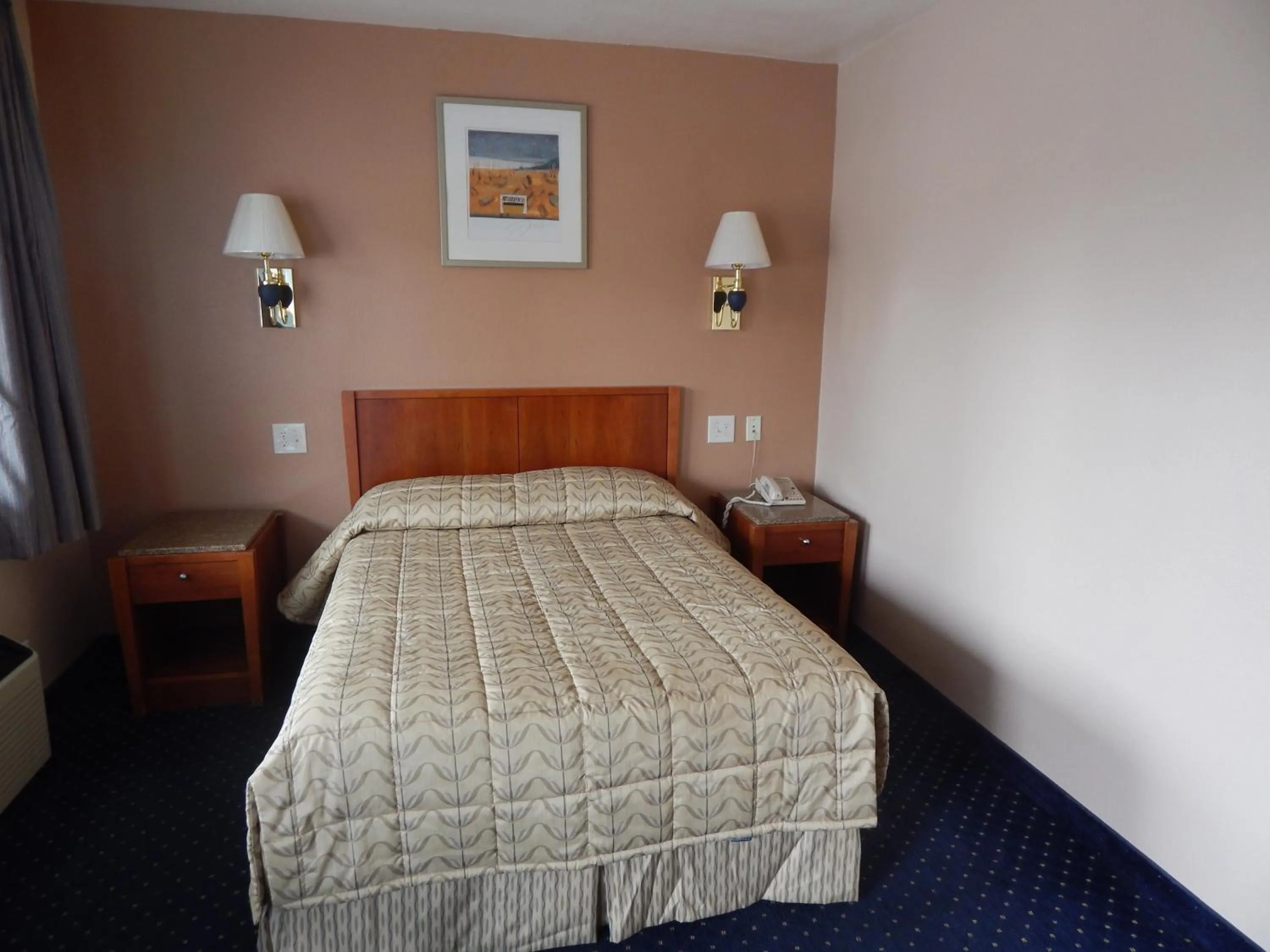 Bed in Bay Bridge Inn Oakland