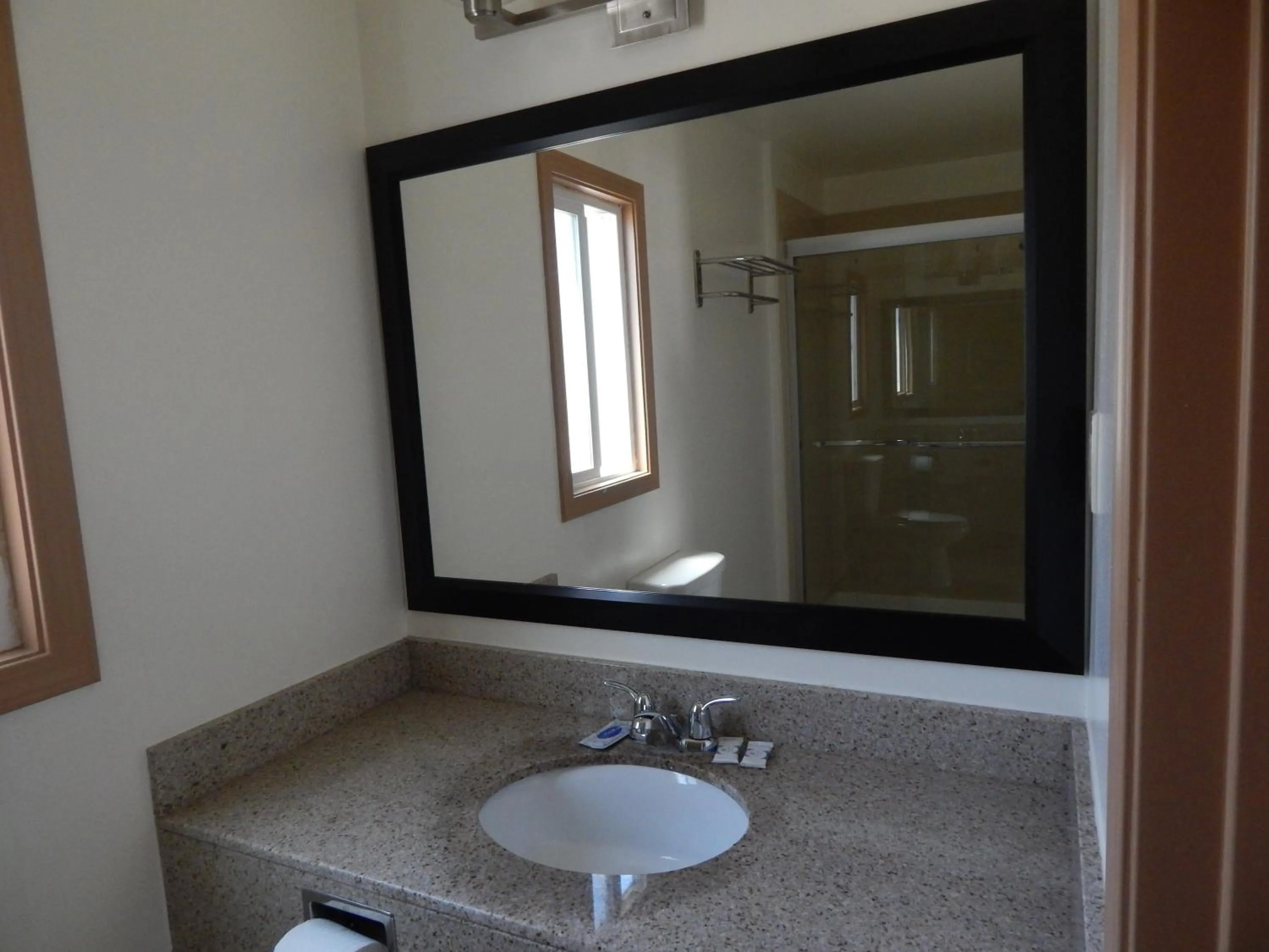 Bathroom in Bay Bridge Inn Oakland