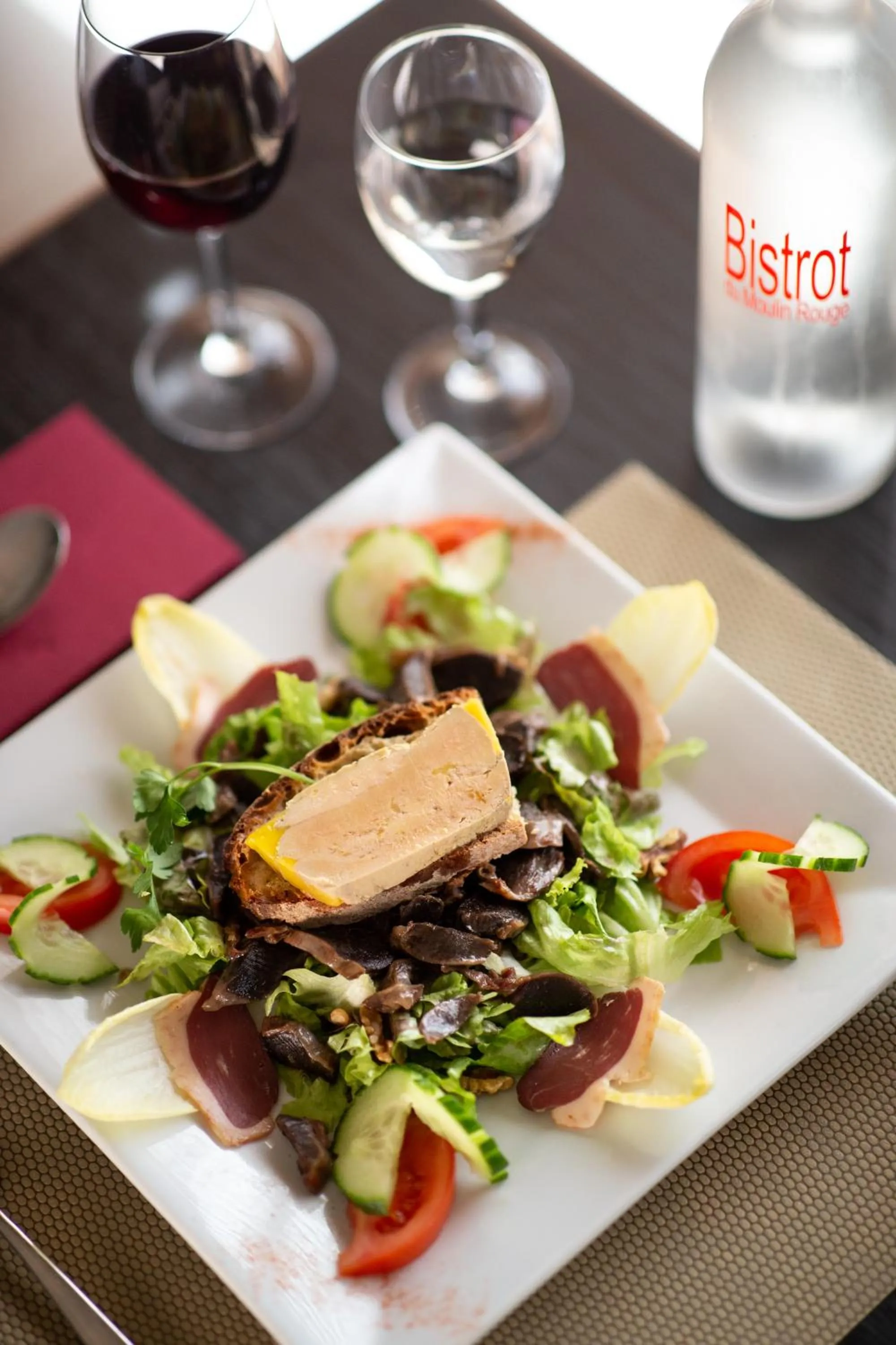 Restaurant/places to eat in Hôtel Grand Confort Le Moulin Rouge