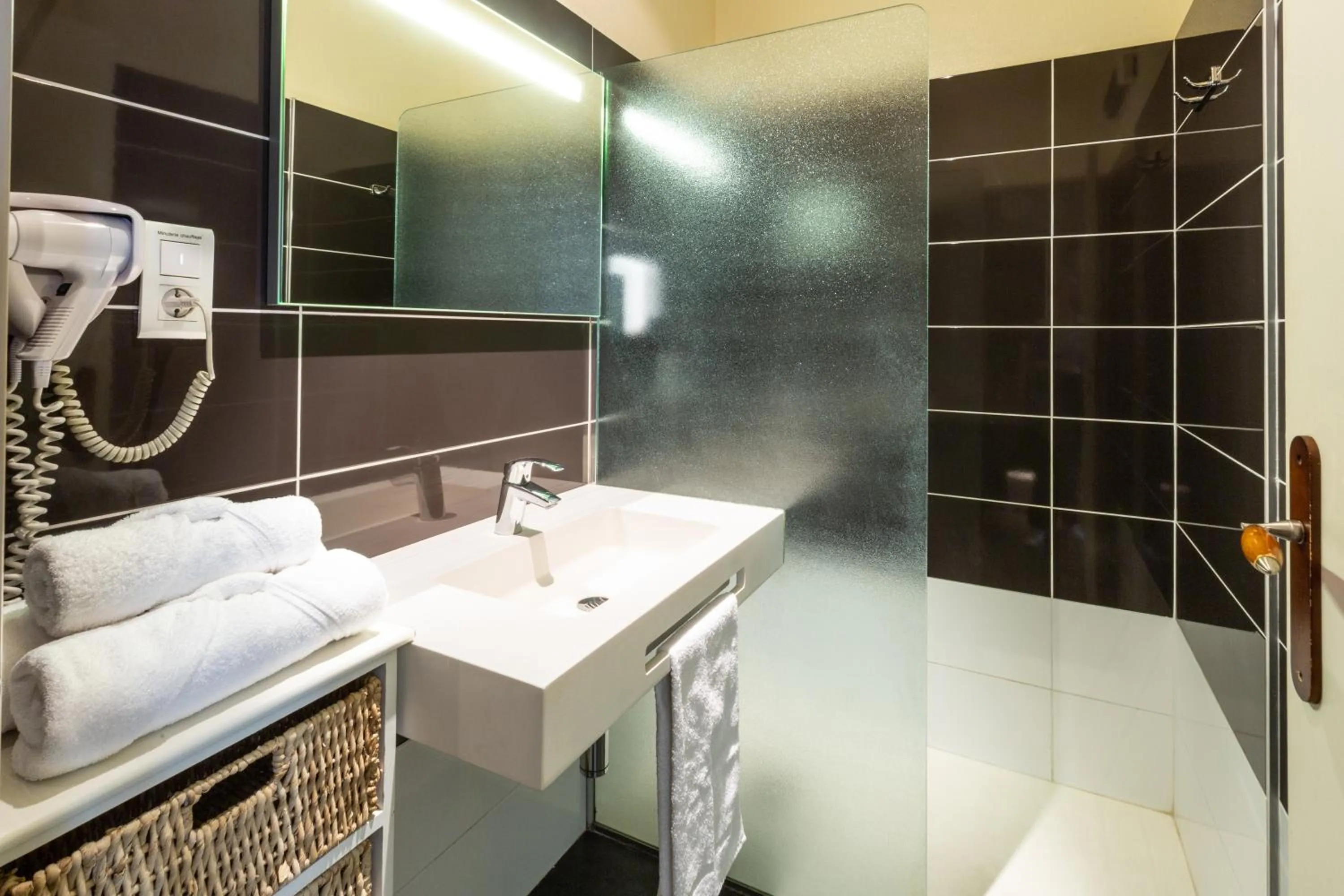 Bathroom in Hôtel Grand Confort Le Moulin Rouge