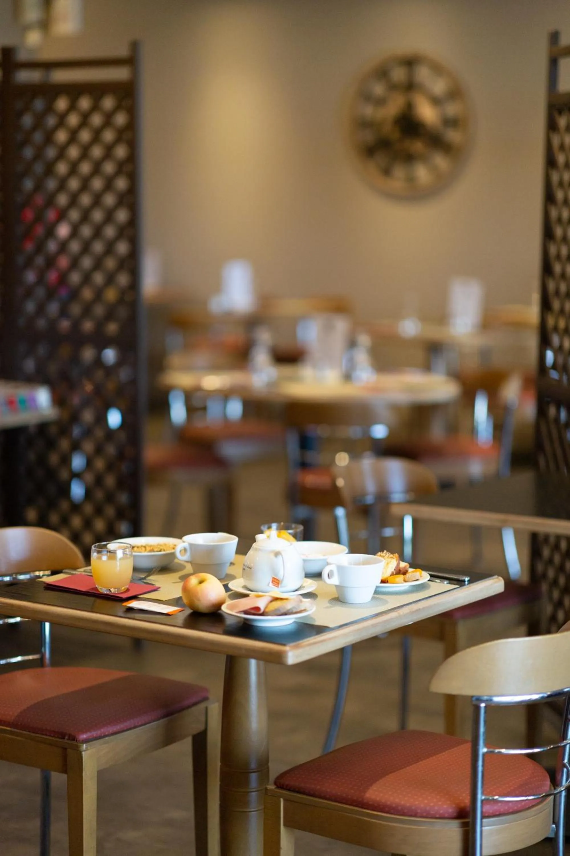 Breakfast in Hôtel Grand Confort Le Moulin Rouge