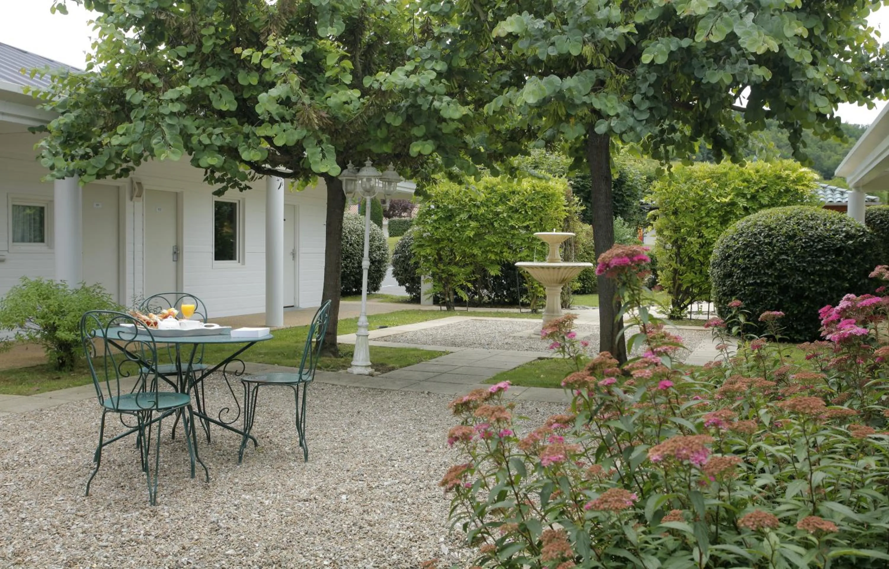 Patio in Hôtel Grand Confort Le Moulin Rouge