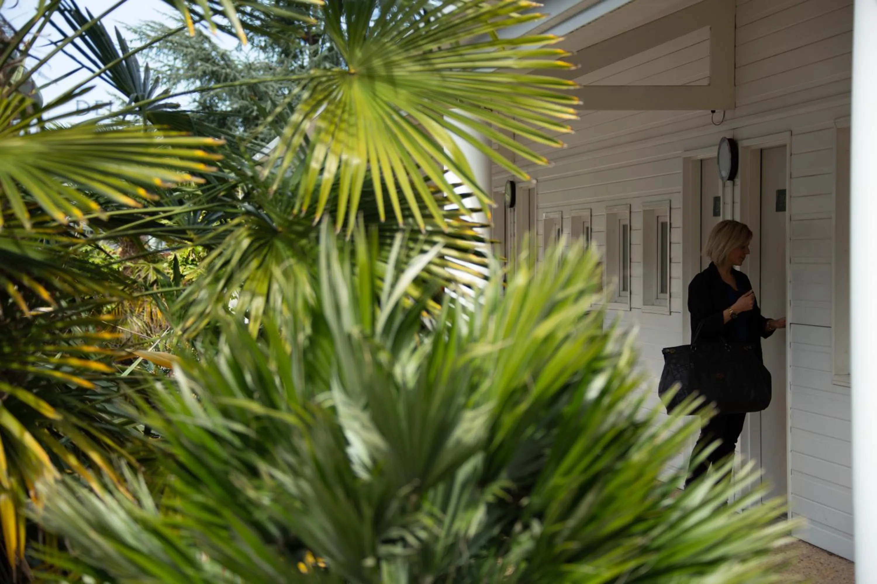 Garden in Hôtel Grand Confort Le Moulin Rouge