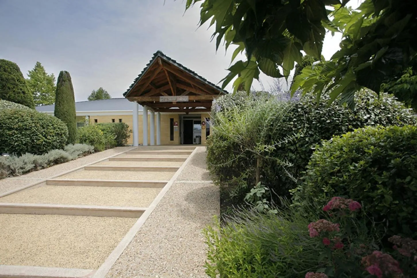 Property building in Hôtel Grand Confort Le Moulin Rouge