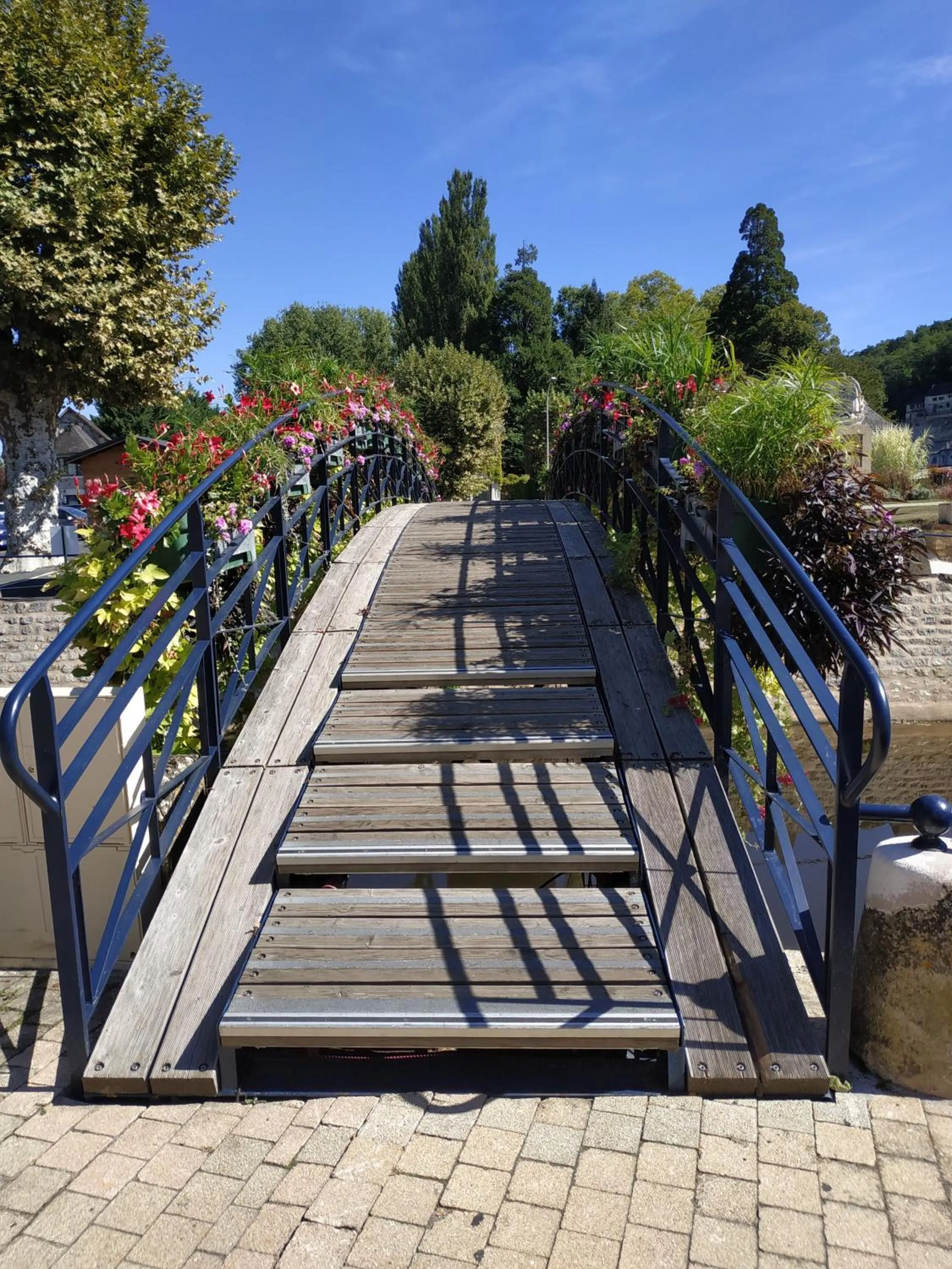 Natural landscape in Hôtel Grand Confort Le Moulin Rouge