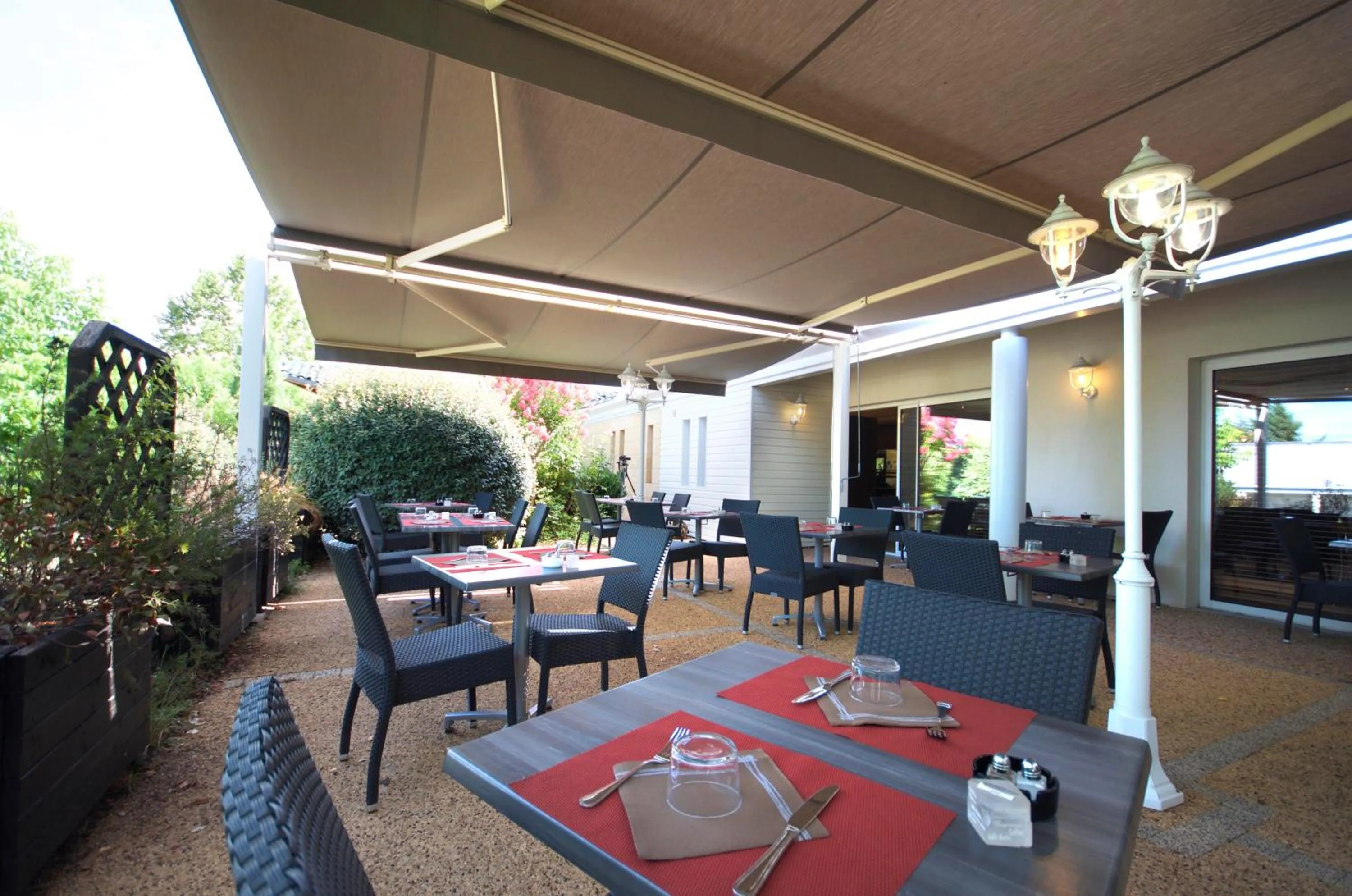 Patio in Hôtel Grand Confort Le Moulin Rouge