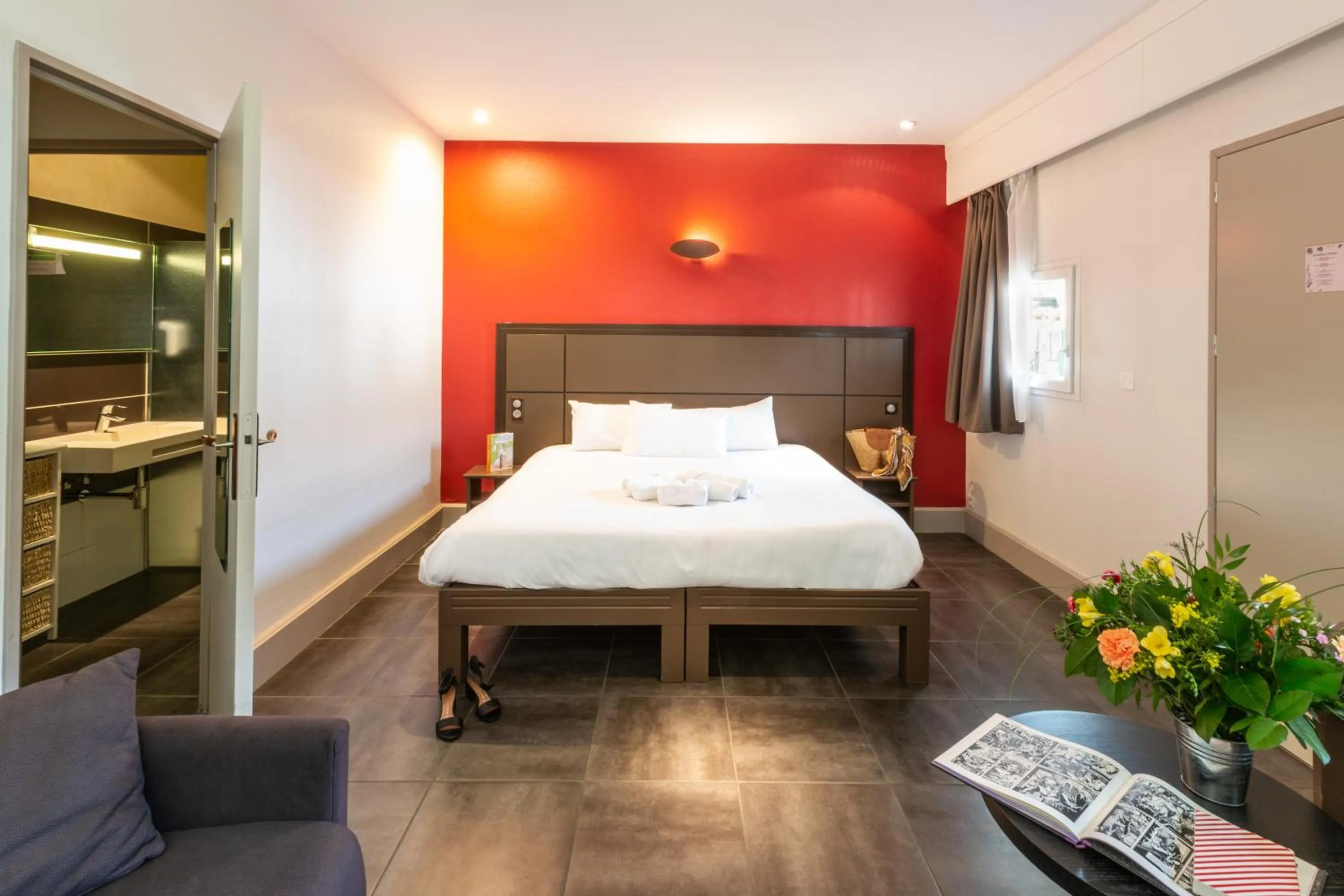 Bedroom, Bed in Hôtel Grand Confort Le Moulin Rouge