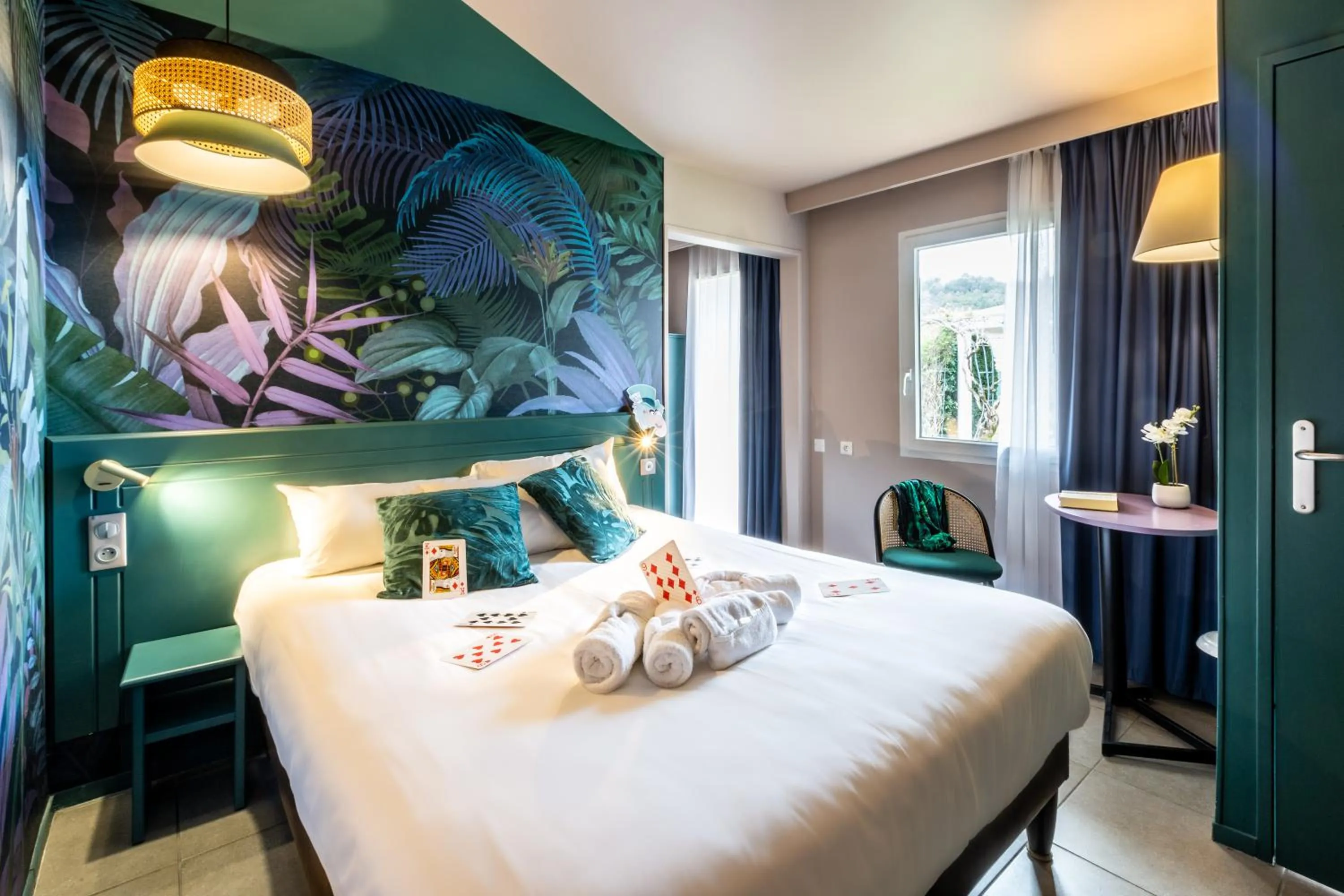 Bedroom, Bed in Hôtel Grand Confort Le Moulin Rouge