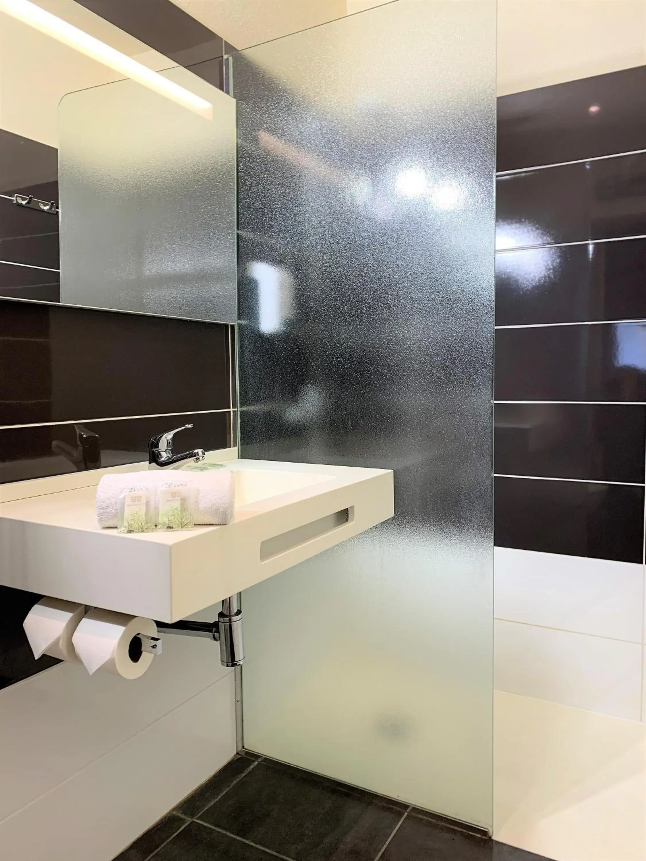 Connecting Room in Hôtel Grand Confort Le Moulin Rouge Connecting Room in Hôtel Grand Confort Le Moulin Rouge