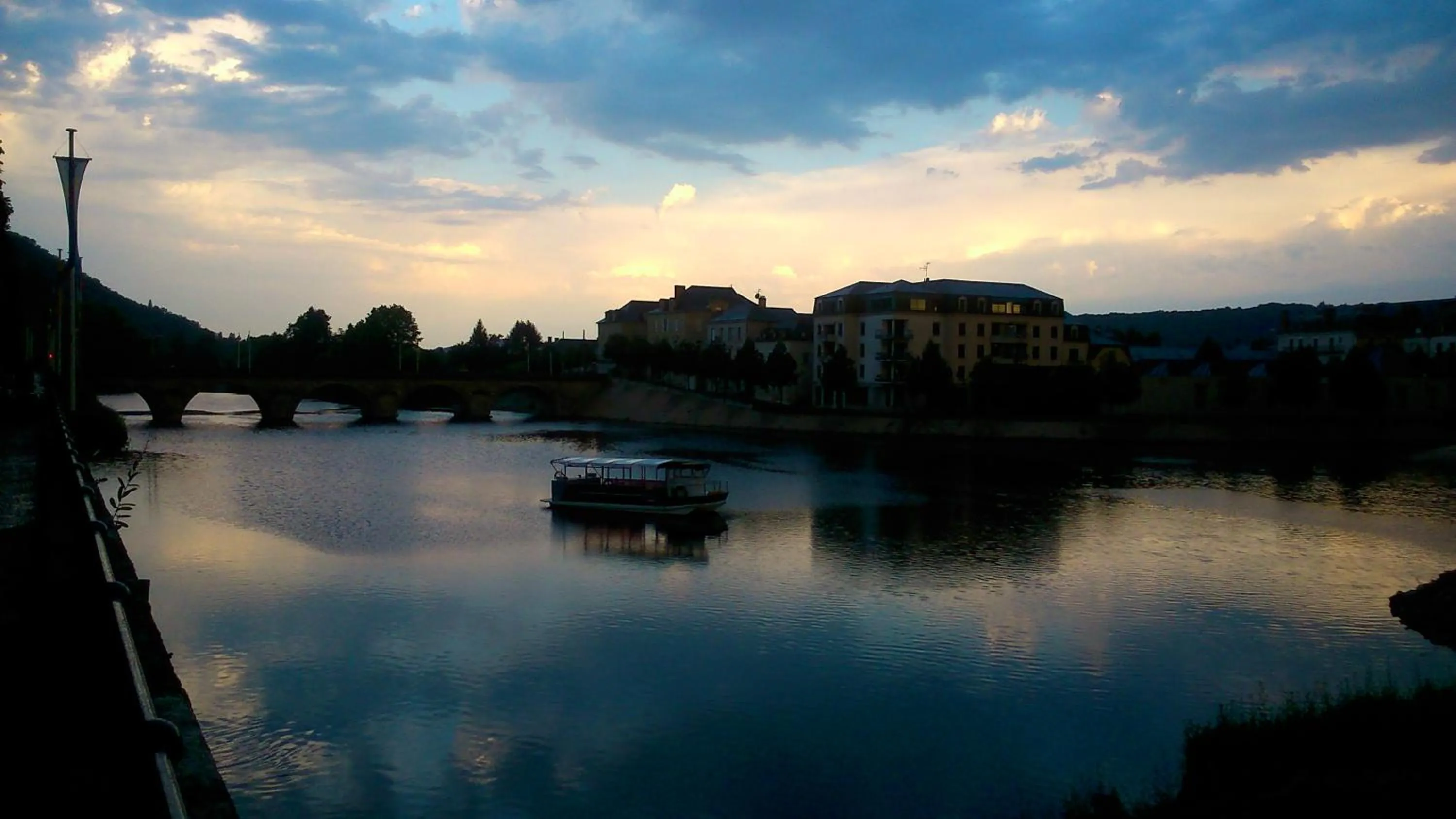 Sunset in Hôtel Grand Confort Le Moulin Rouge