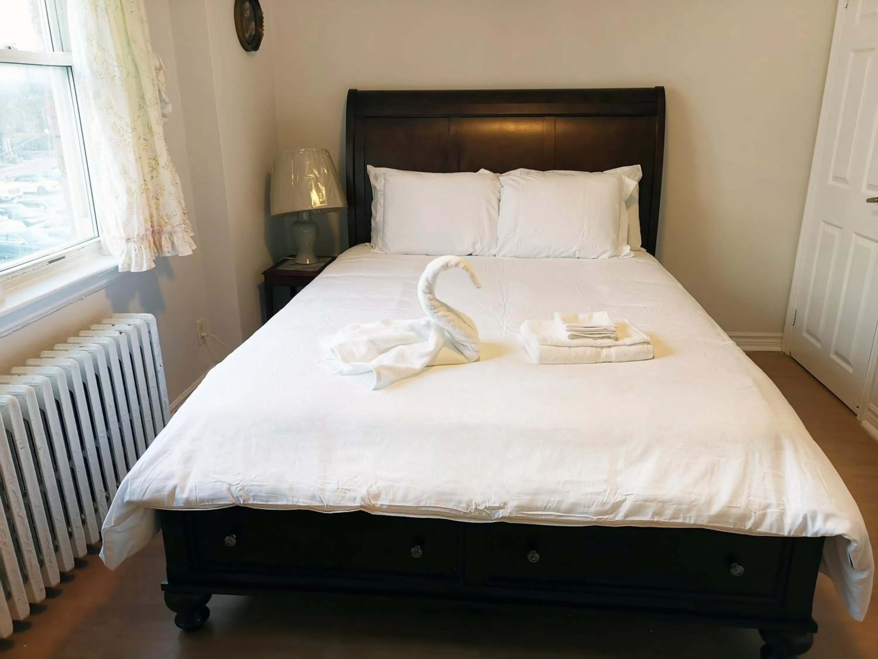 Cozy Private Rm Heart of North York Free Parking Full Kitchen Close to Downtown