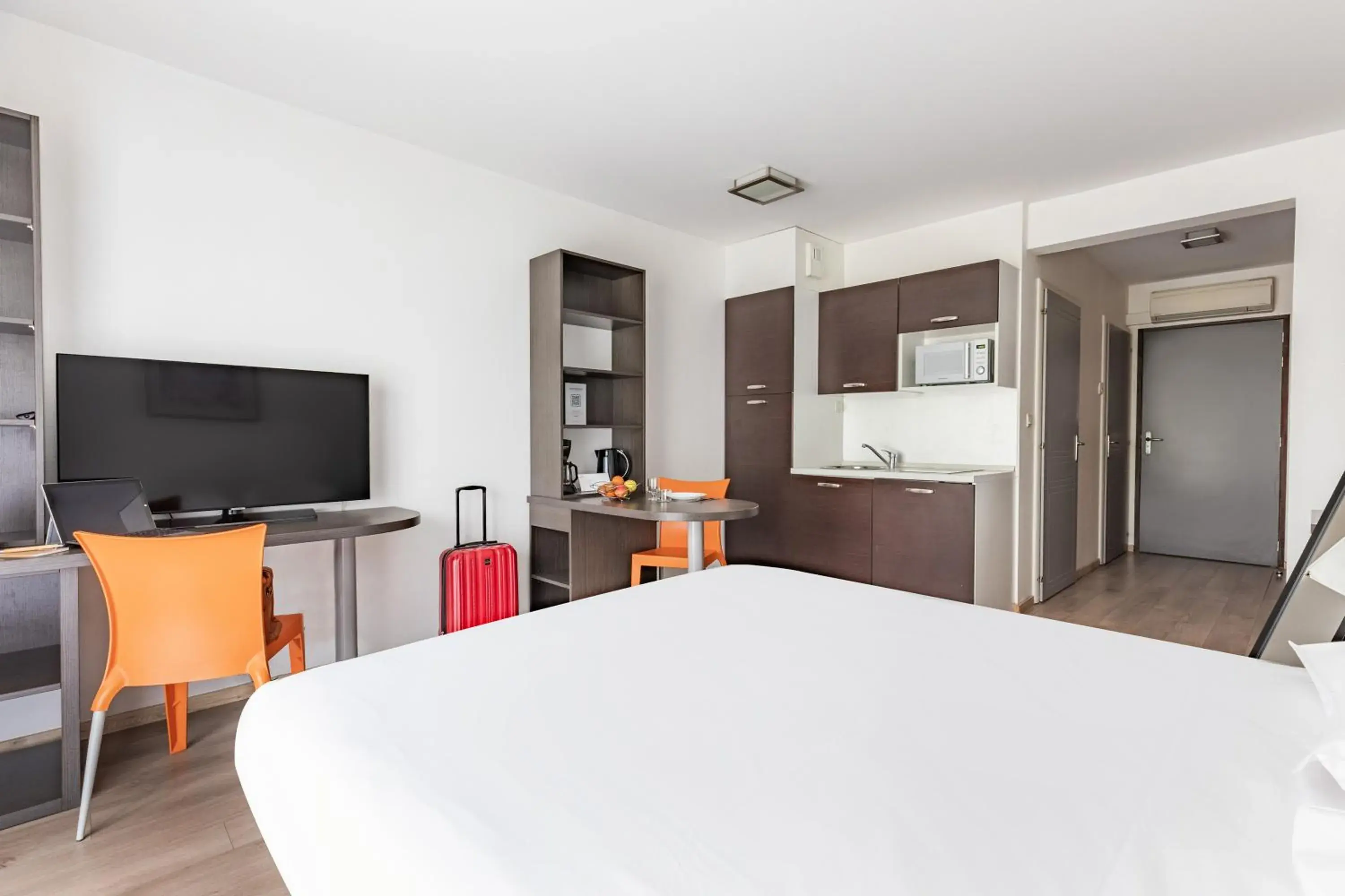 Photo of the whole room, Bed in Appart'City Classic Nantes - Carquefou Photo of the whole room, Bed in Appart'City Classic Nantes - Carquefou