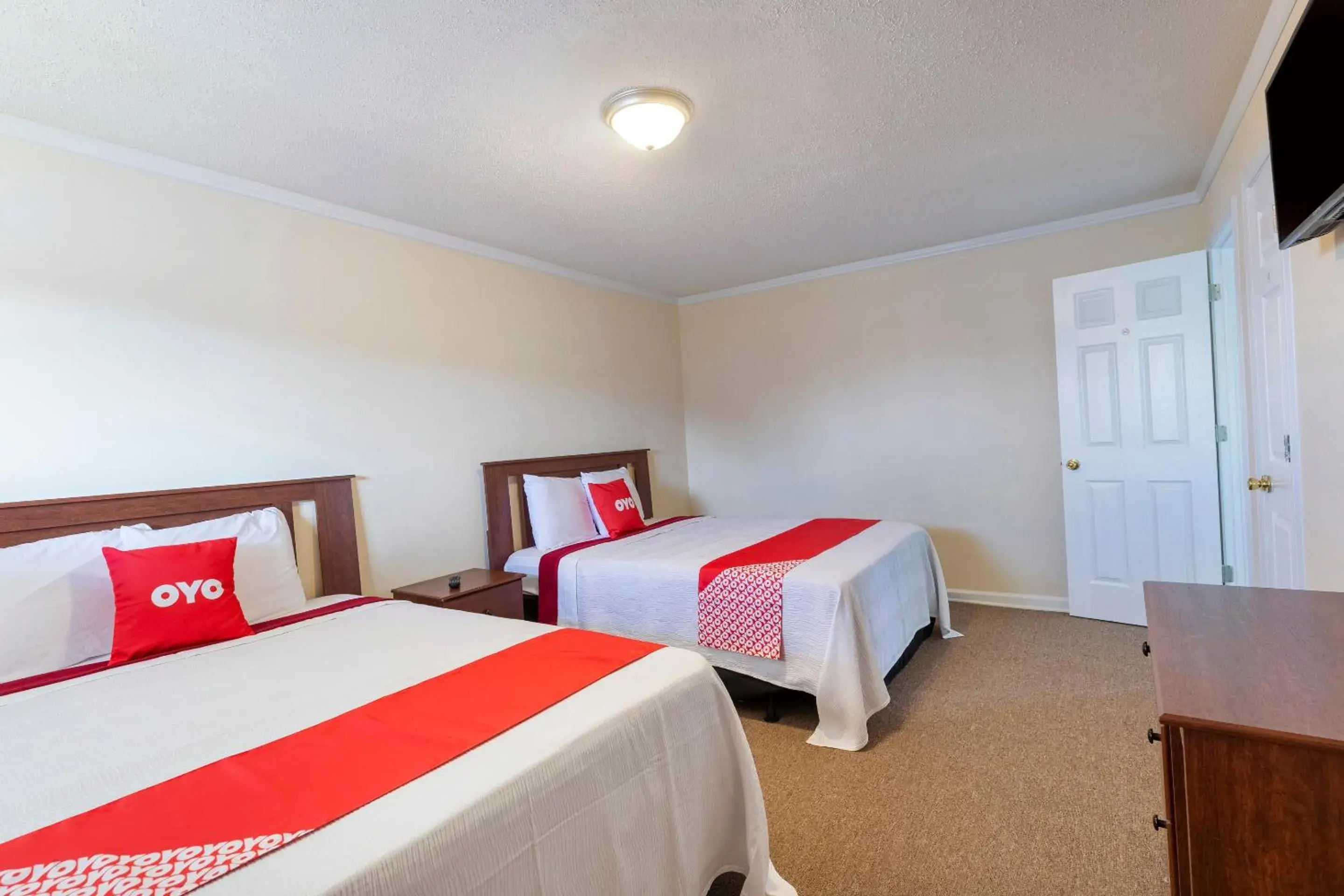 Queen Room with Two Queen Beds in OYO Hotel Cave City KY Queen Room with Two Queen Beds in OYO Hotel Cave City KY