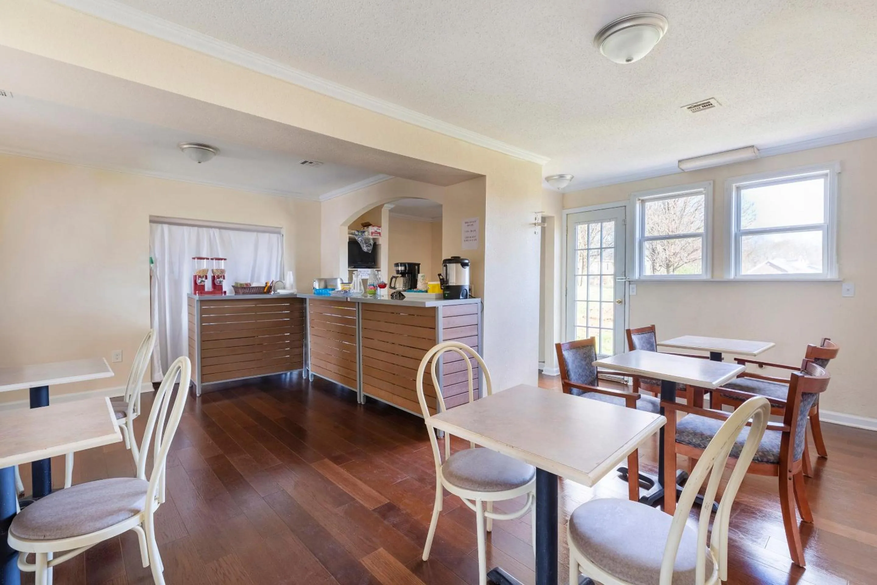 Breakfast in OYO Hotel Cave City KY