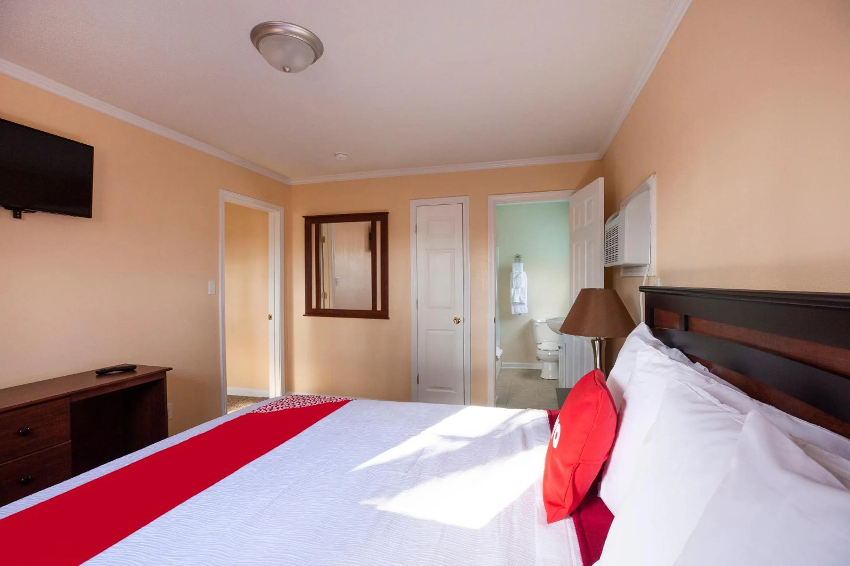 Bathroom, Bed in OYO Hotel Cave City KY