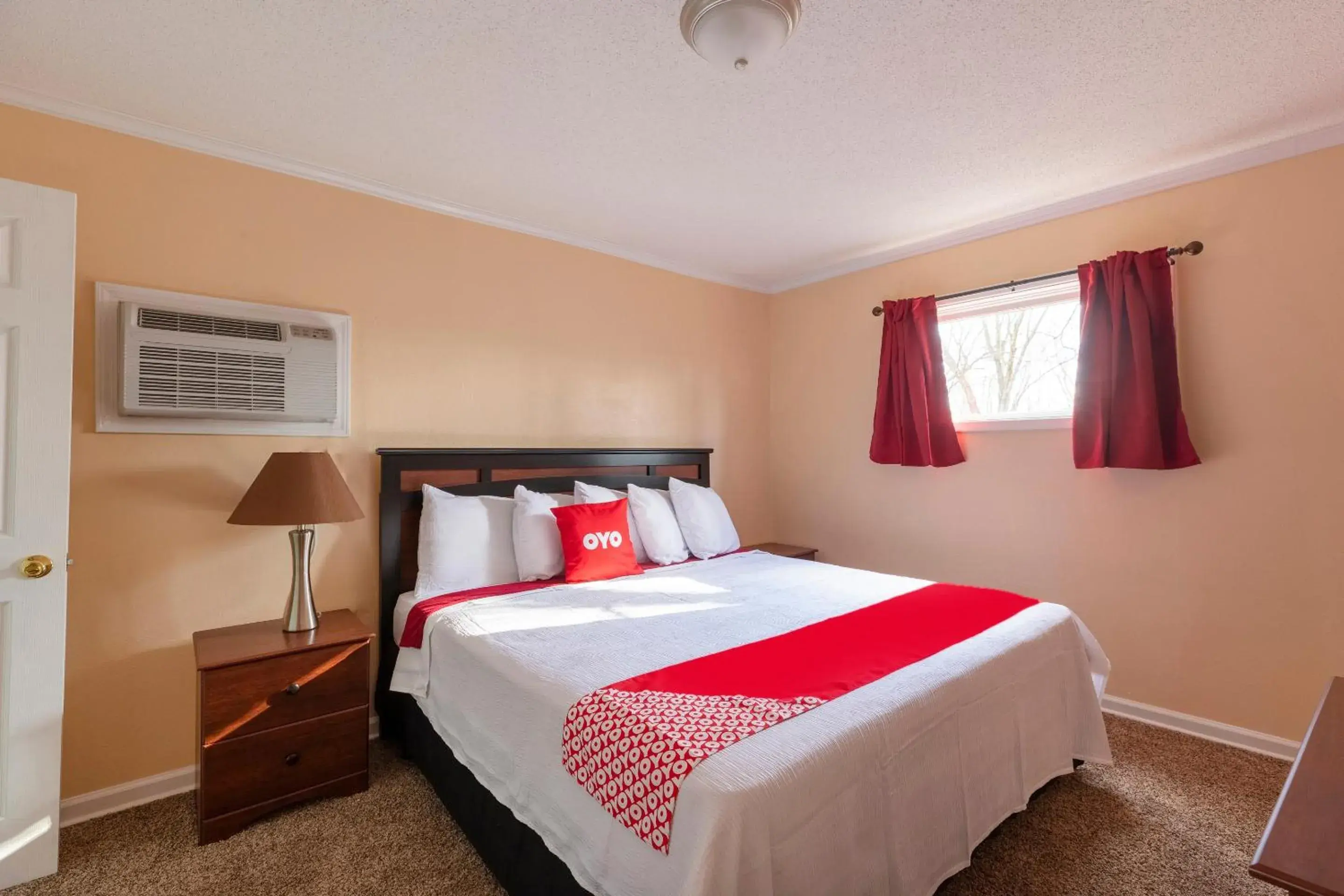 King Bed with Pull Out in OYO Hotel Cave City KY King Bed with Pull Out in OYO Hotel Cave City KY