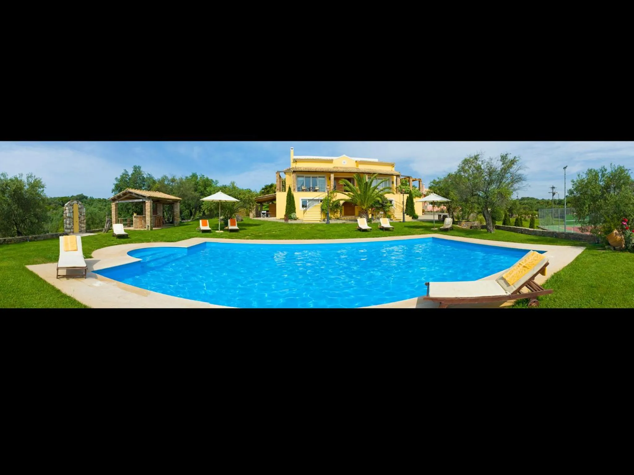 Swimming pool in Villa Privilege Classic & Exclusive