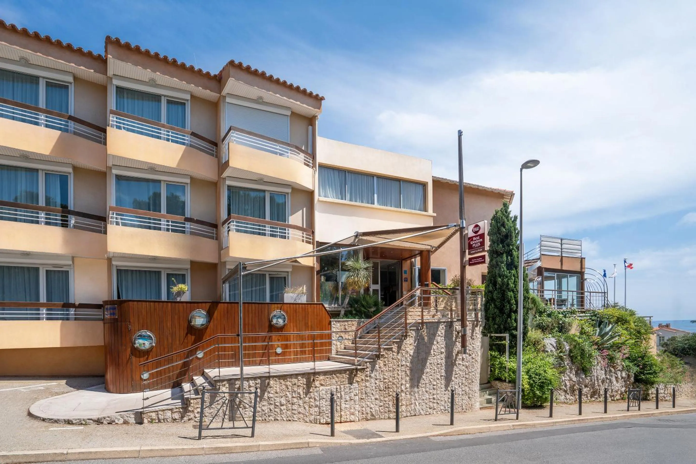 Property building in Best Western Plus Hôtel la Rade