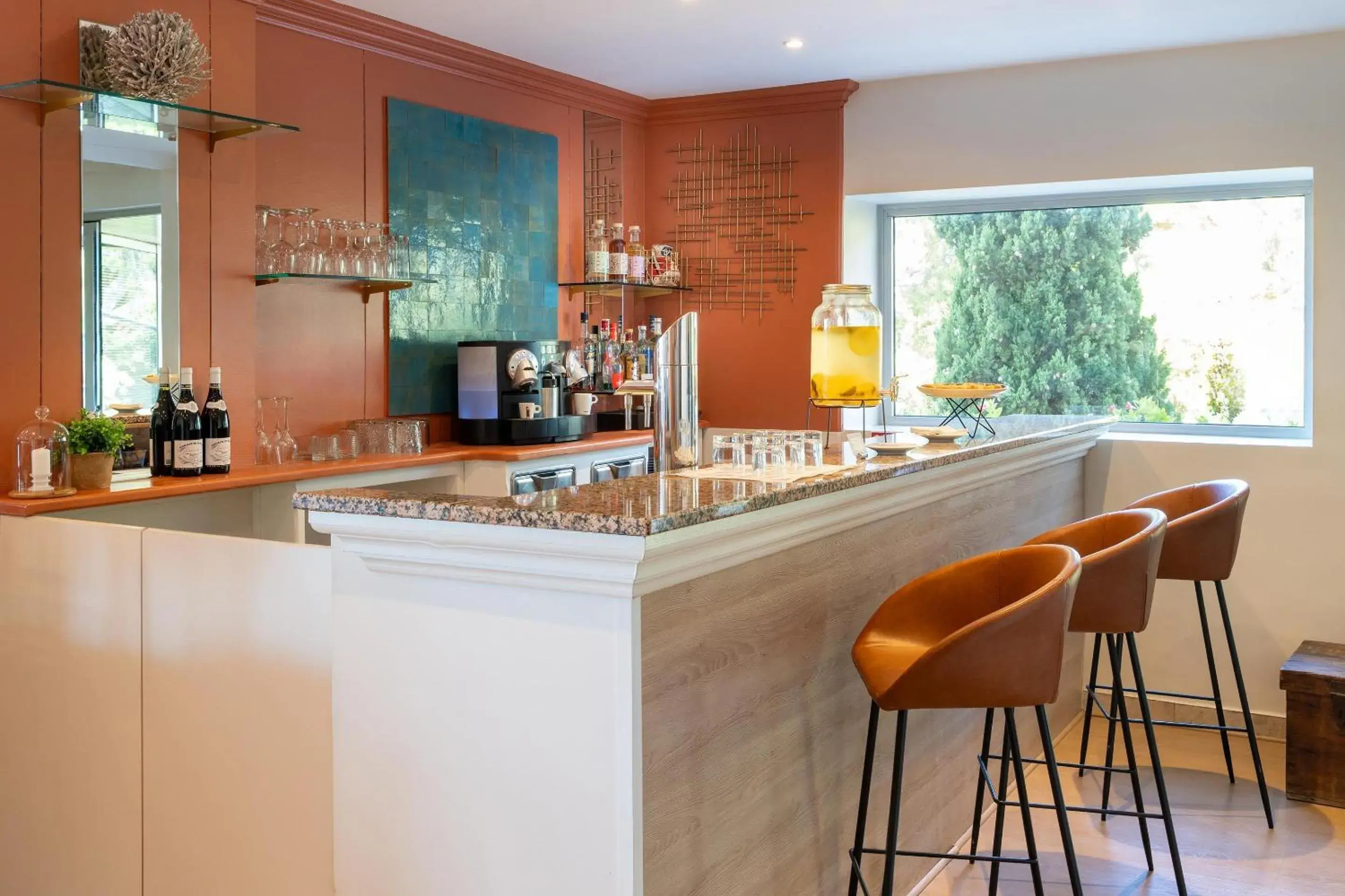 Lounge or bar in Best Western Plus Hôtel la Rade Lounge or bar in Best Western Plus Hôtel la Rade