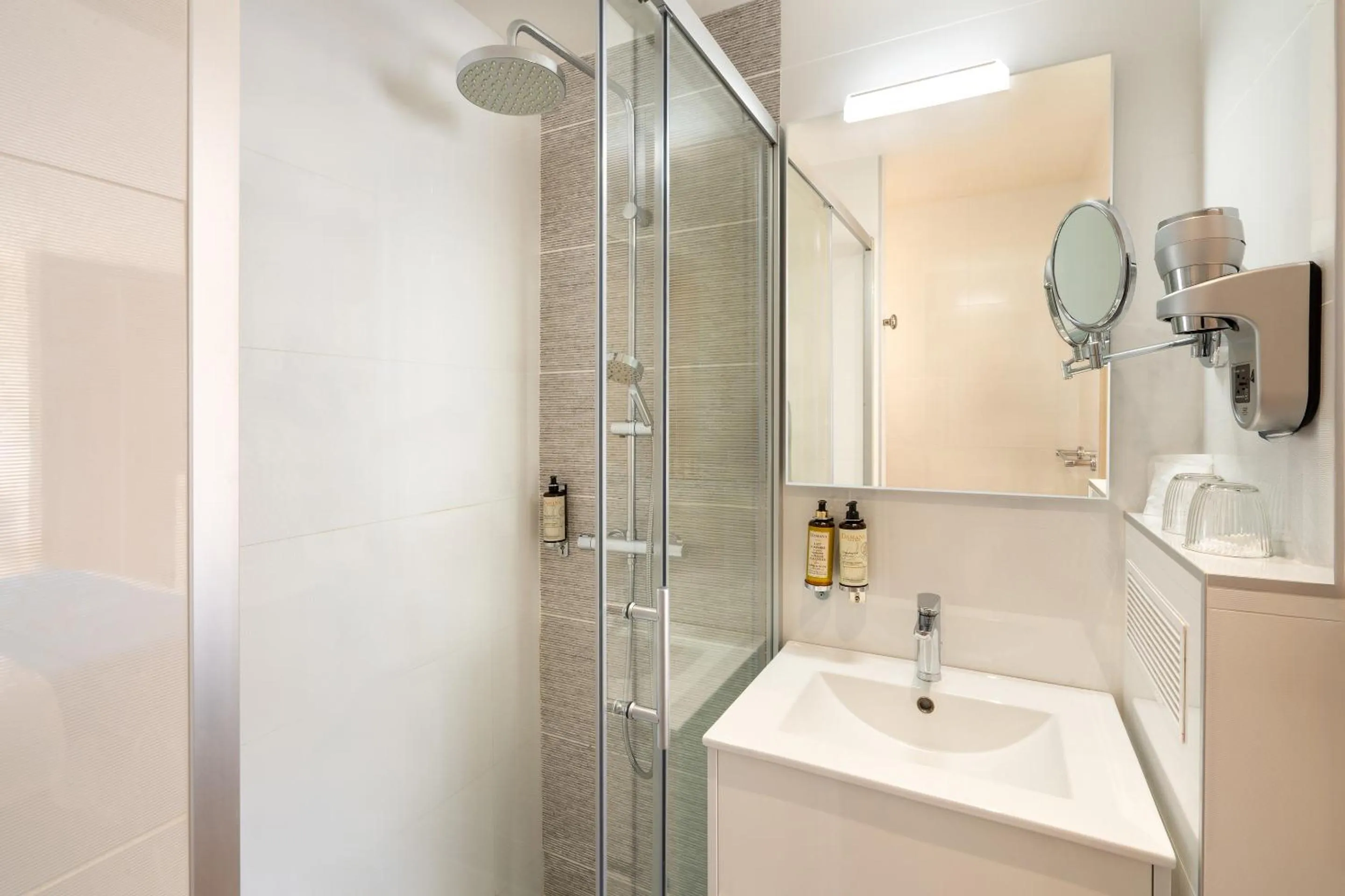 Bathroom in Best Western Plus Hôtel la Rade