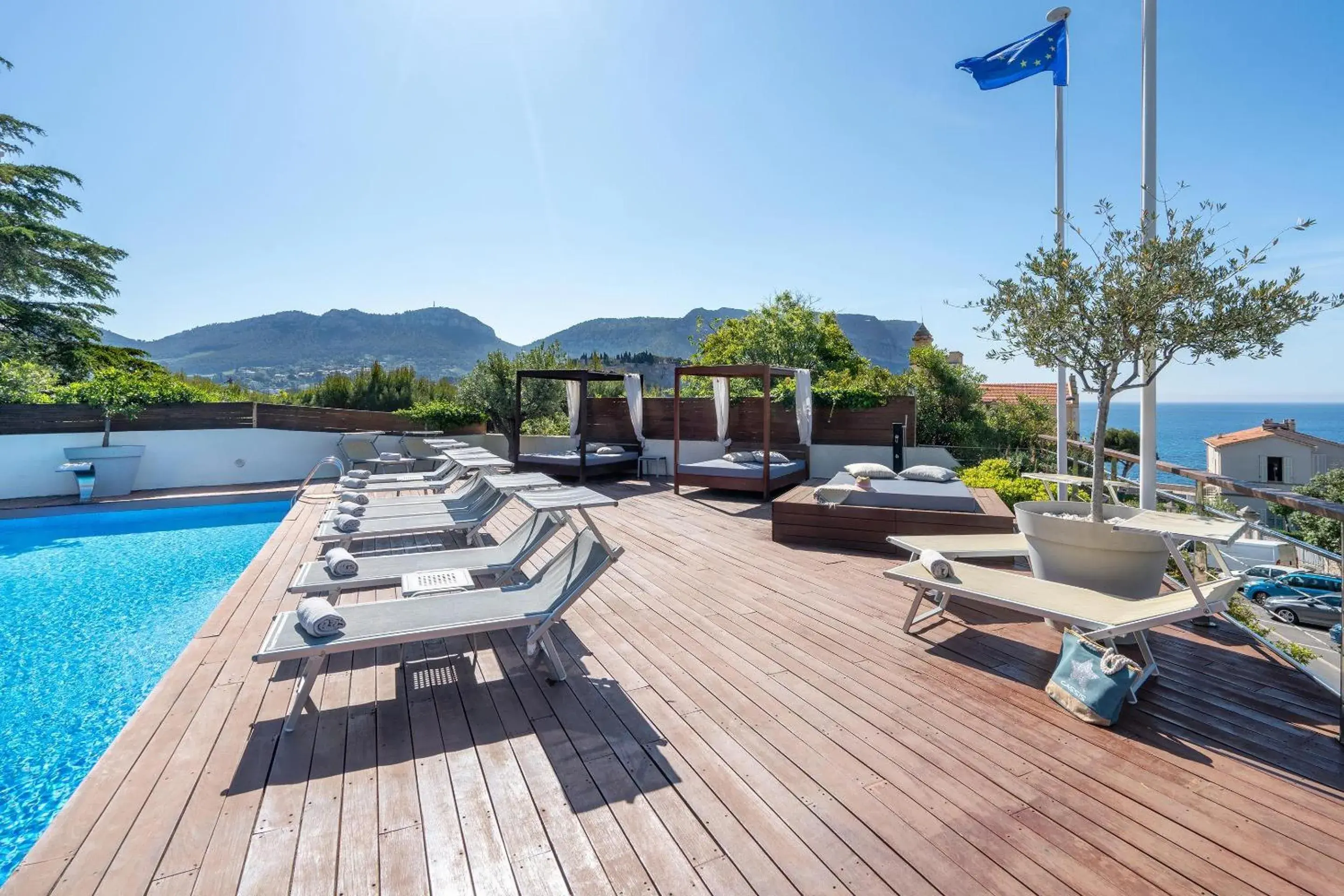 Pool view in Best Western Plus Hôtel la Rade Pool view in Best Western Plus Hôtel la Rade