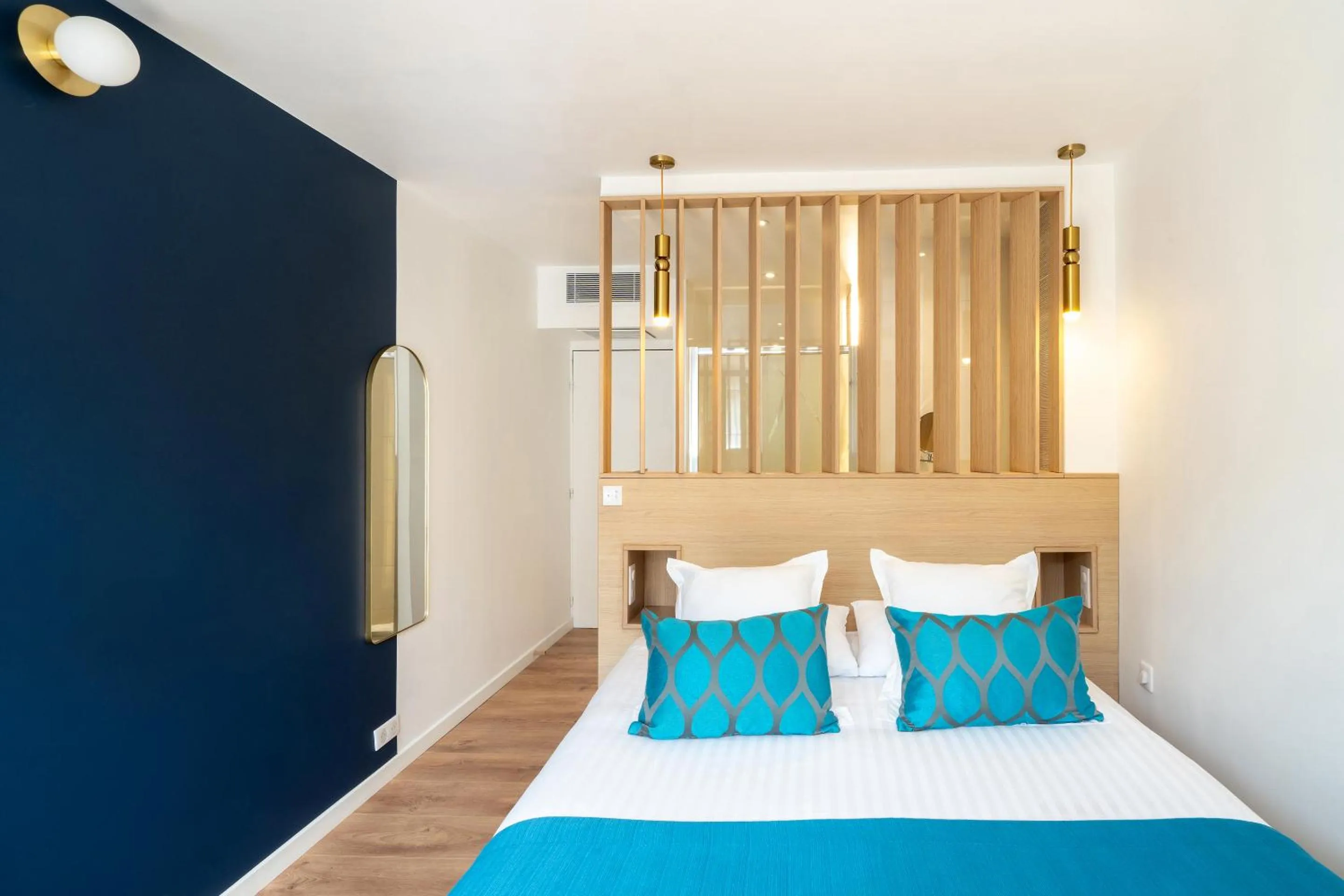 Bed in Best Western Plus Hôtel la Rade