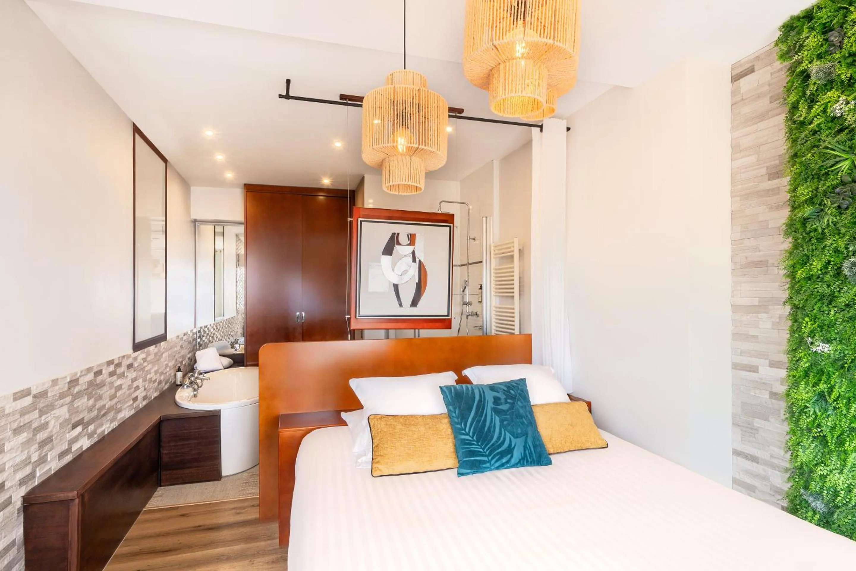 Photo of the whole room, Bed in Best Western Plus Hôtel la Rade