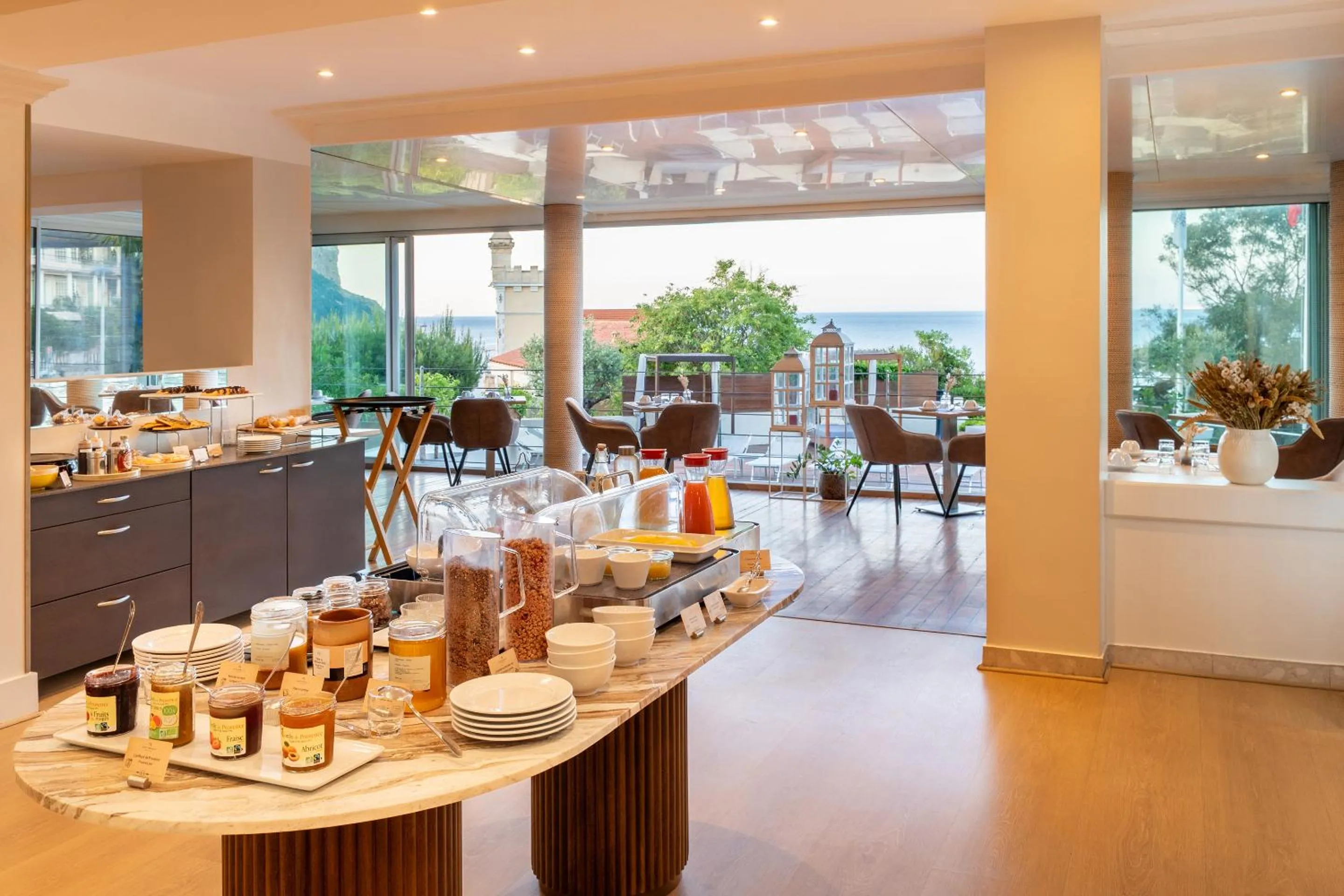 Buffet breakfast in Best Western Plus Hôtel la Rade
