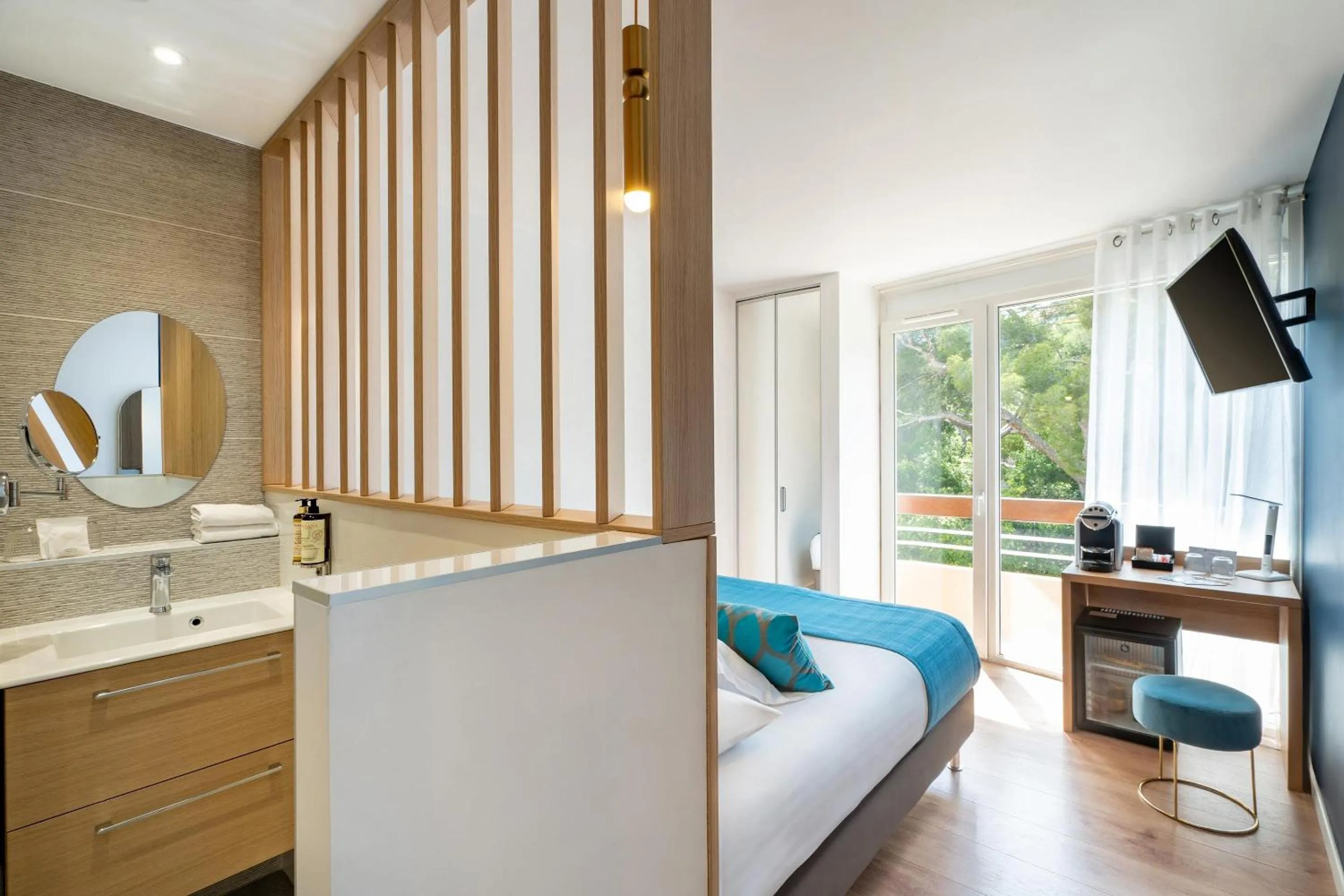 Bedroom in Best Western Plus Hôtel la Rade