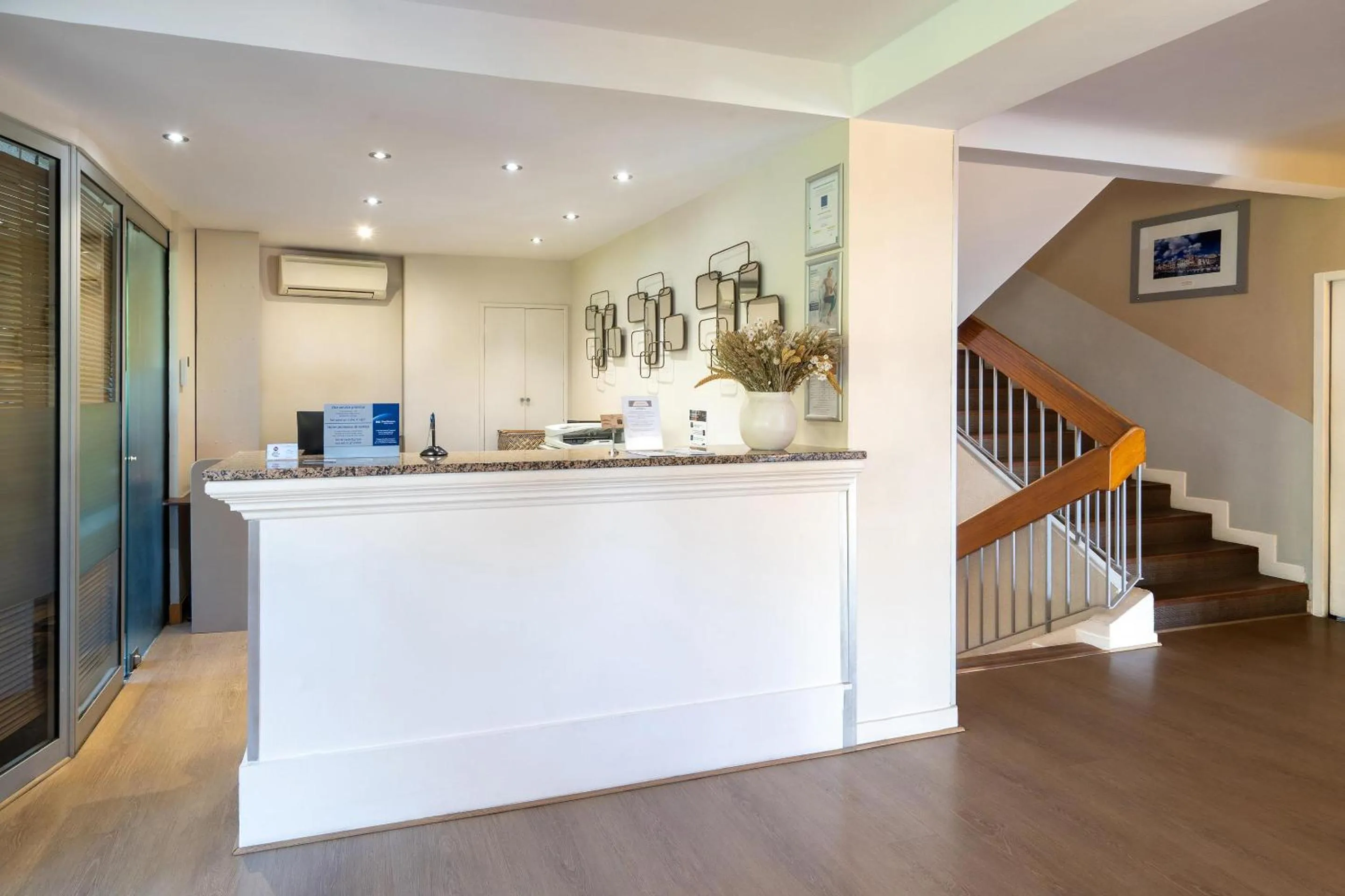 Lobby or reception in Best Western Plus Hôtel la Rade