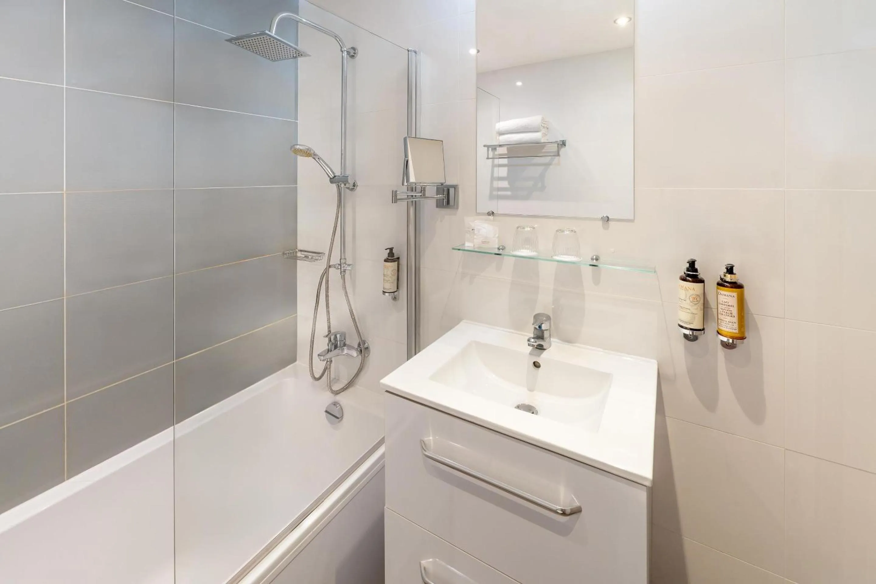 Bathroom in Best Western Plus Hôtel la Rade