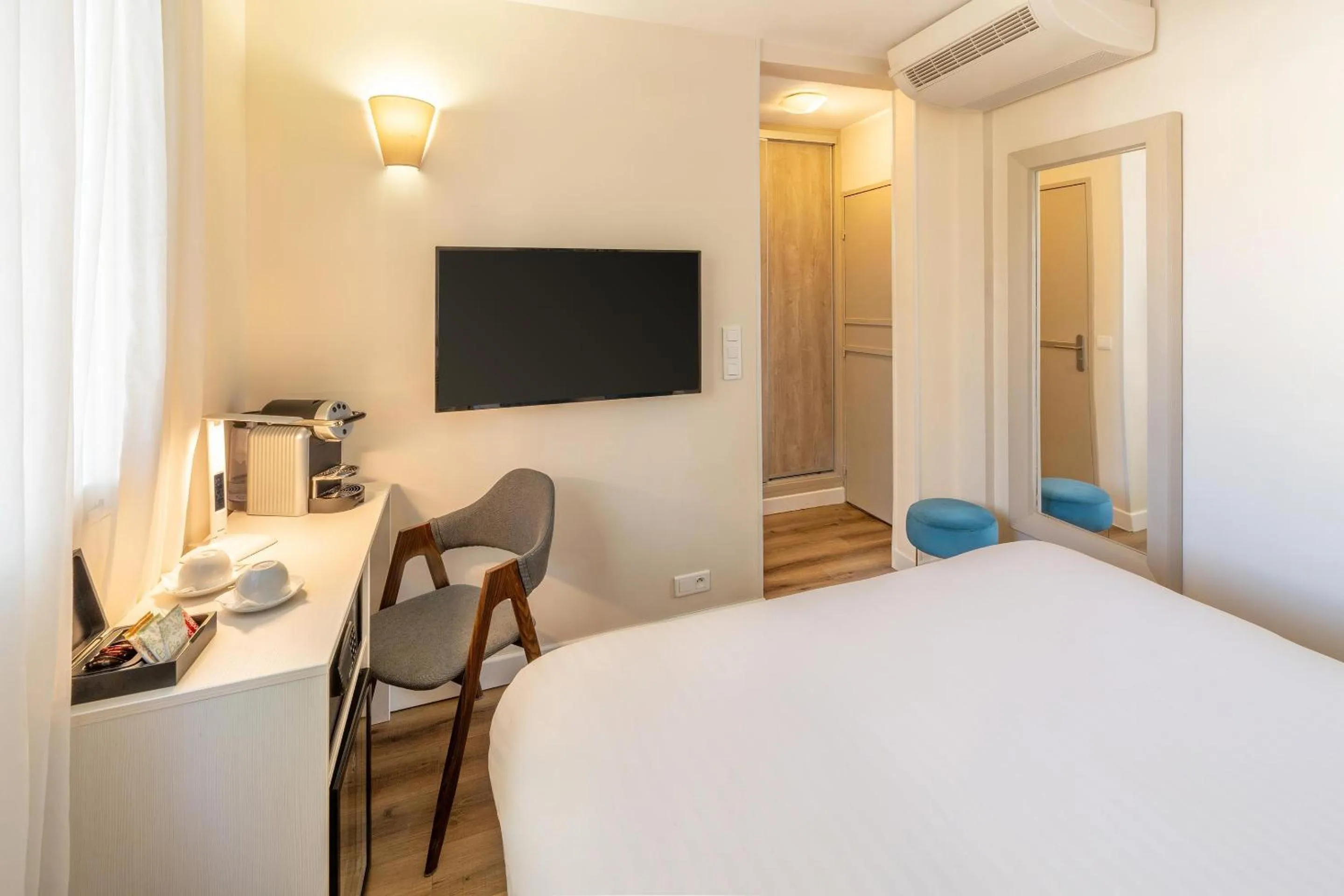 Bedroom, Bed in Best Western Plus Hôtel la Rade