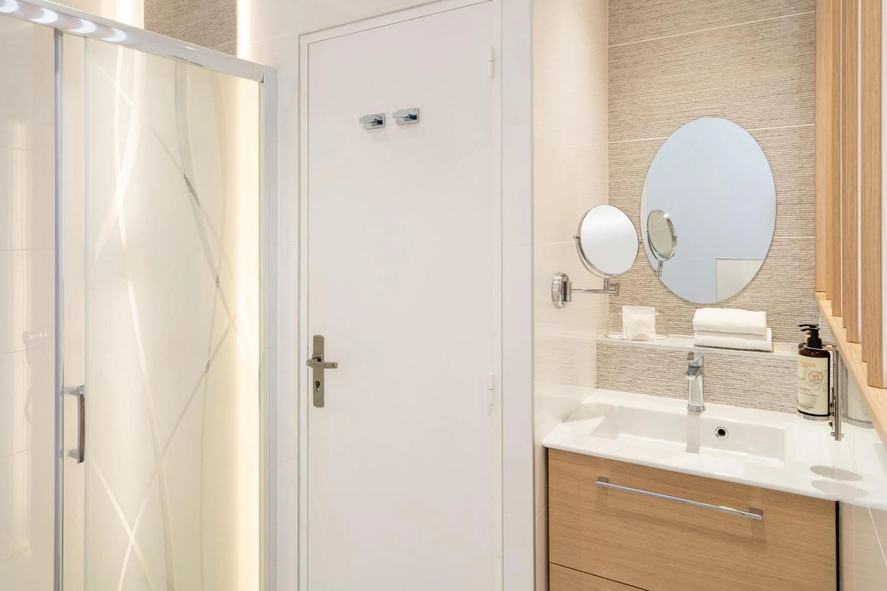 Bathroom in Best Western Plus Hôtel la Rade